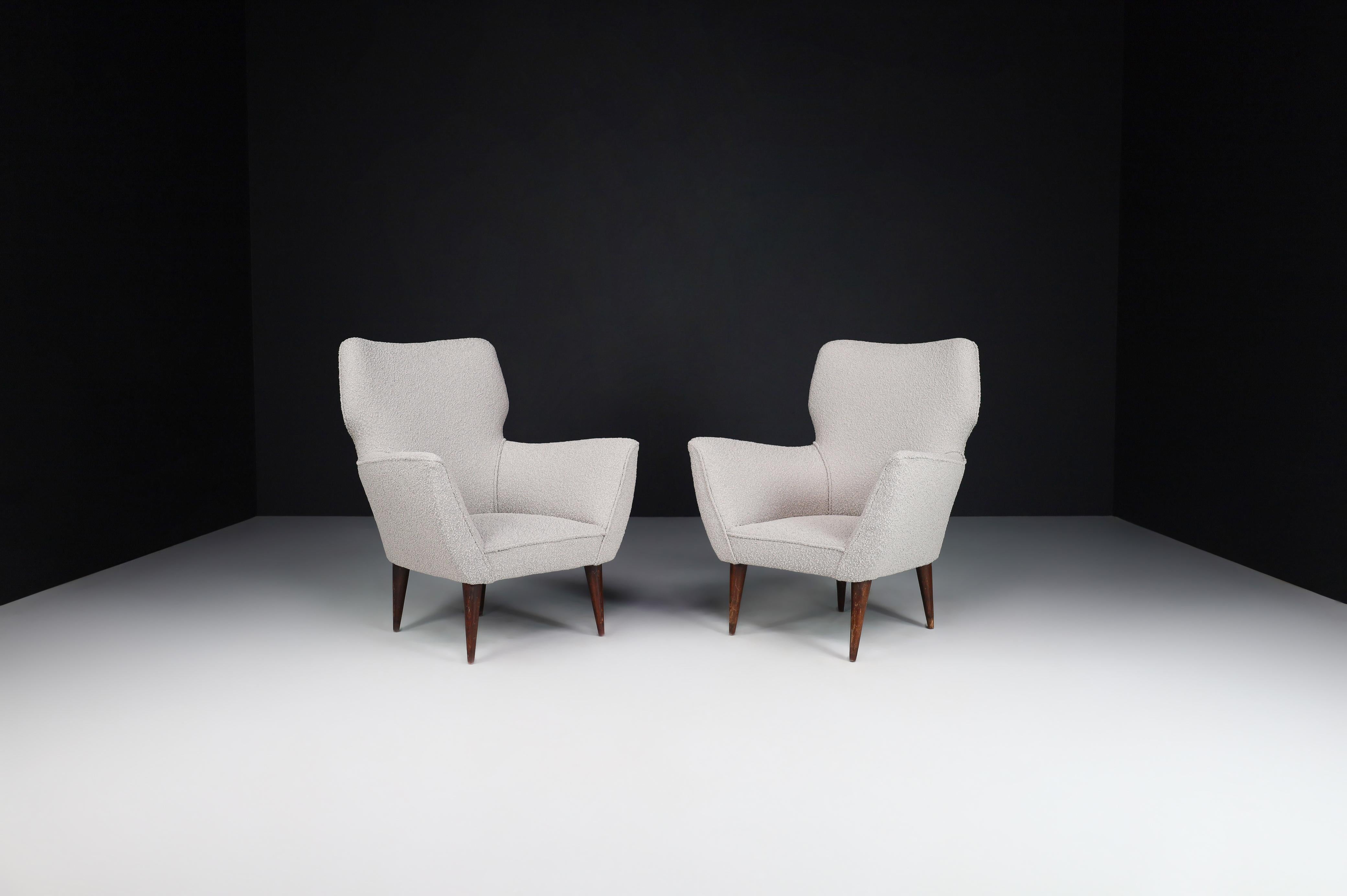 Mid-Century Modern Armchairs with Tapered Wooden Legs in the style of Gio Ponti, Italy, in the 1950 For Sale