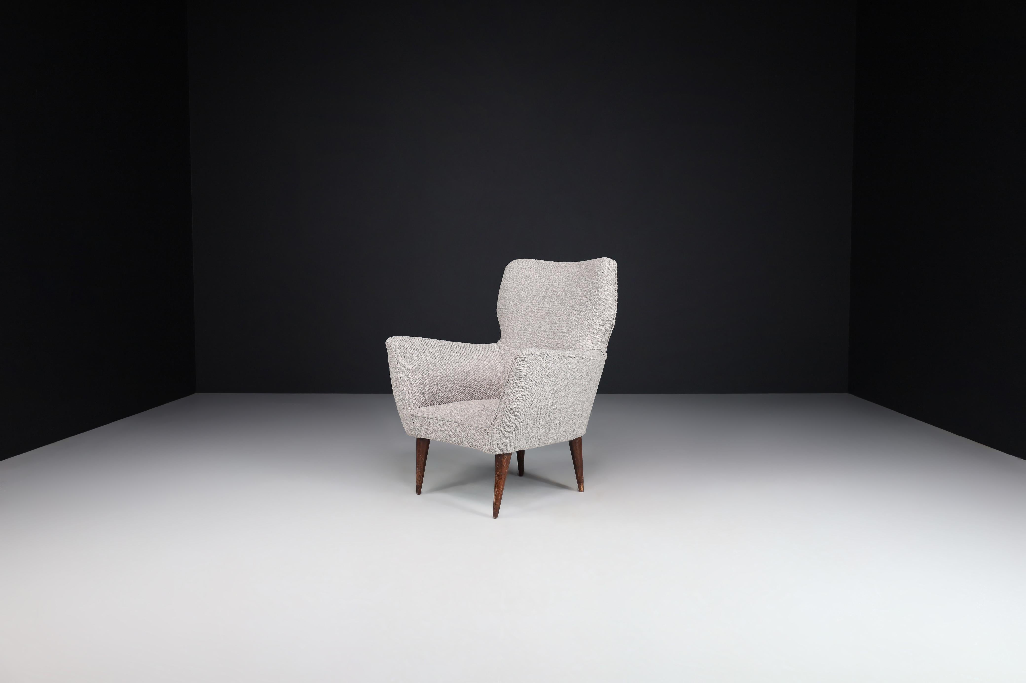 Italian Armchairs with Tapered Wooden Legs in the style of Gio Ponti, Italy, in the 1950 For Sale