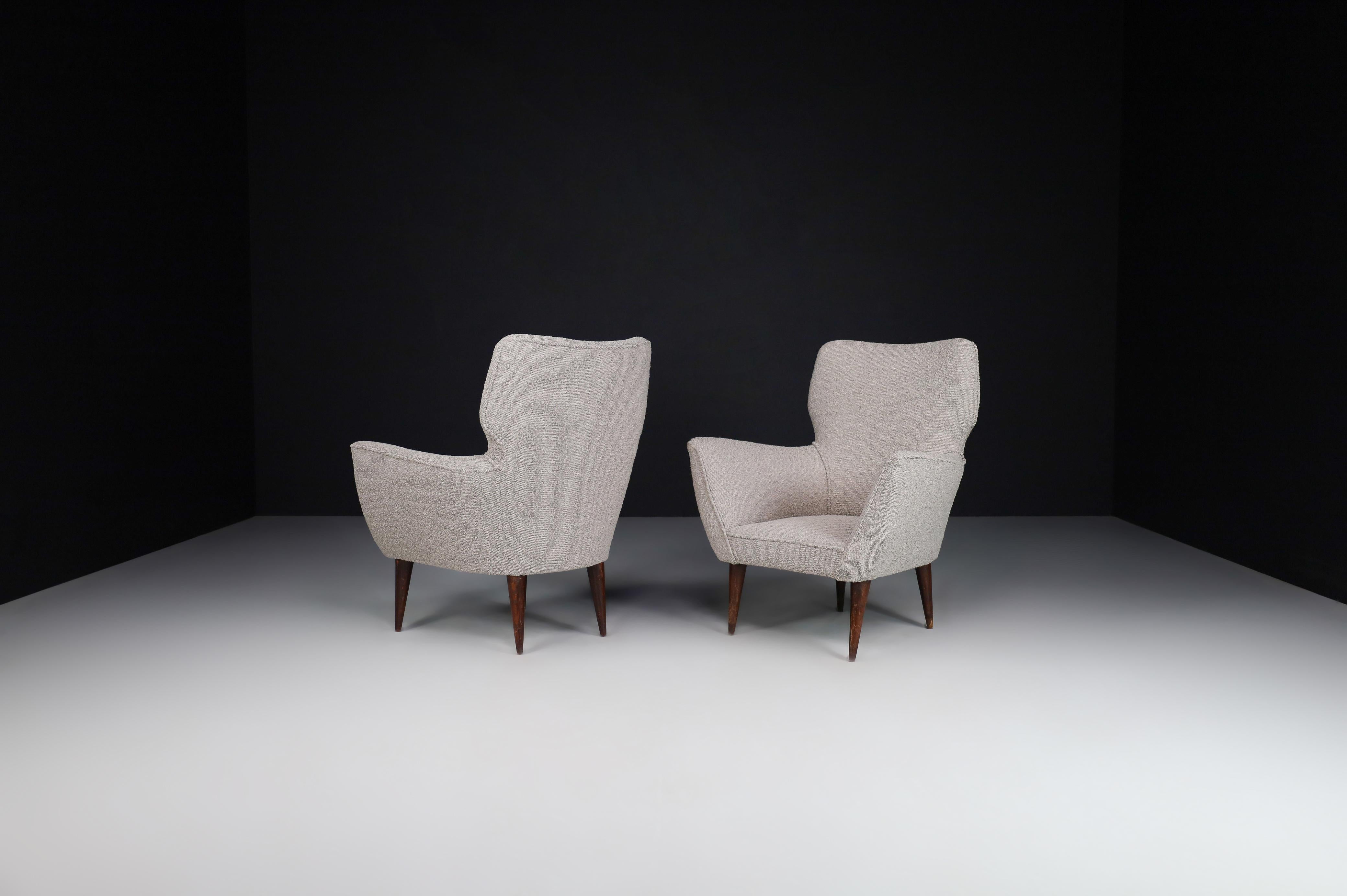 Fabric Armchairs with Tapered Wooden Legs in the style of Gio Ponti, Italy, in the 1950 For Sale