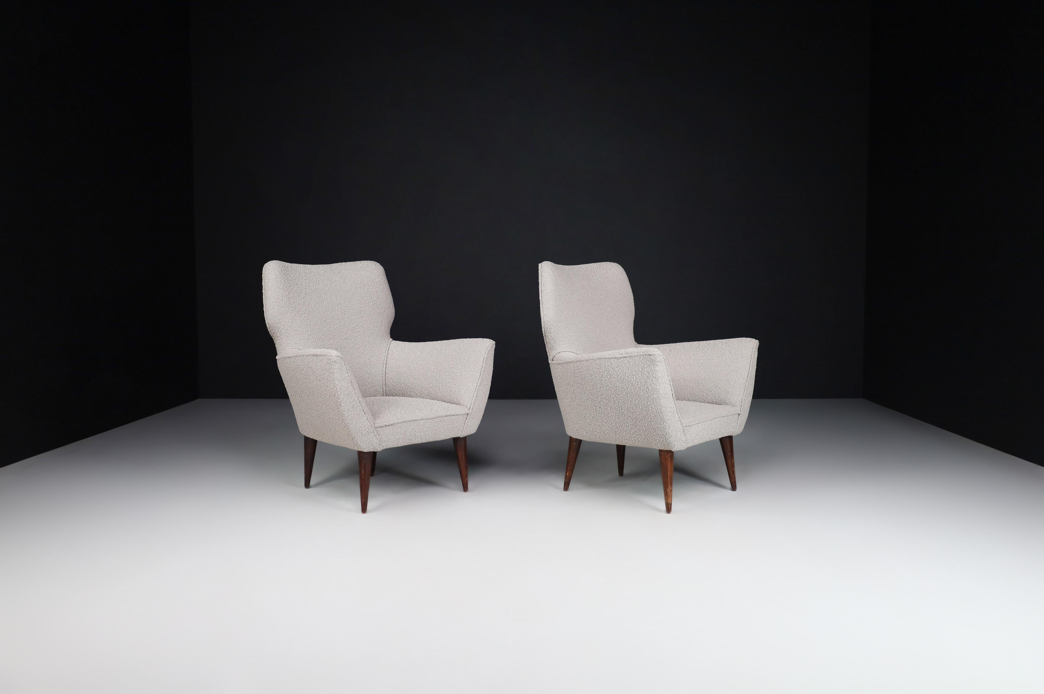 Armchairs with Tapered Wooden Legs in the style of Gio Ponti, Italy, in the 1950 For Sale 2