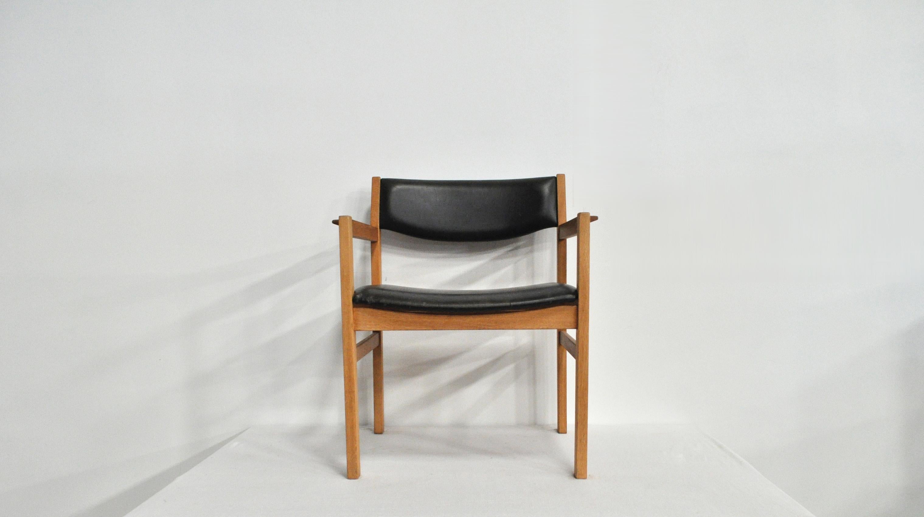 Armchairs designed by Erik Wørts for FDB Møbler, 1960s.
Solid oak frame, backrest and seat upholstered in original leather.

Erik Wørts was one of the most productive Danish furniture architects in the golden age of Danish furniture design, and