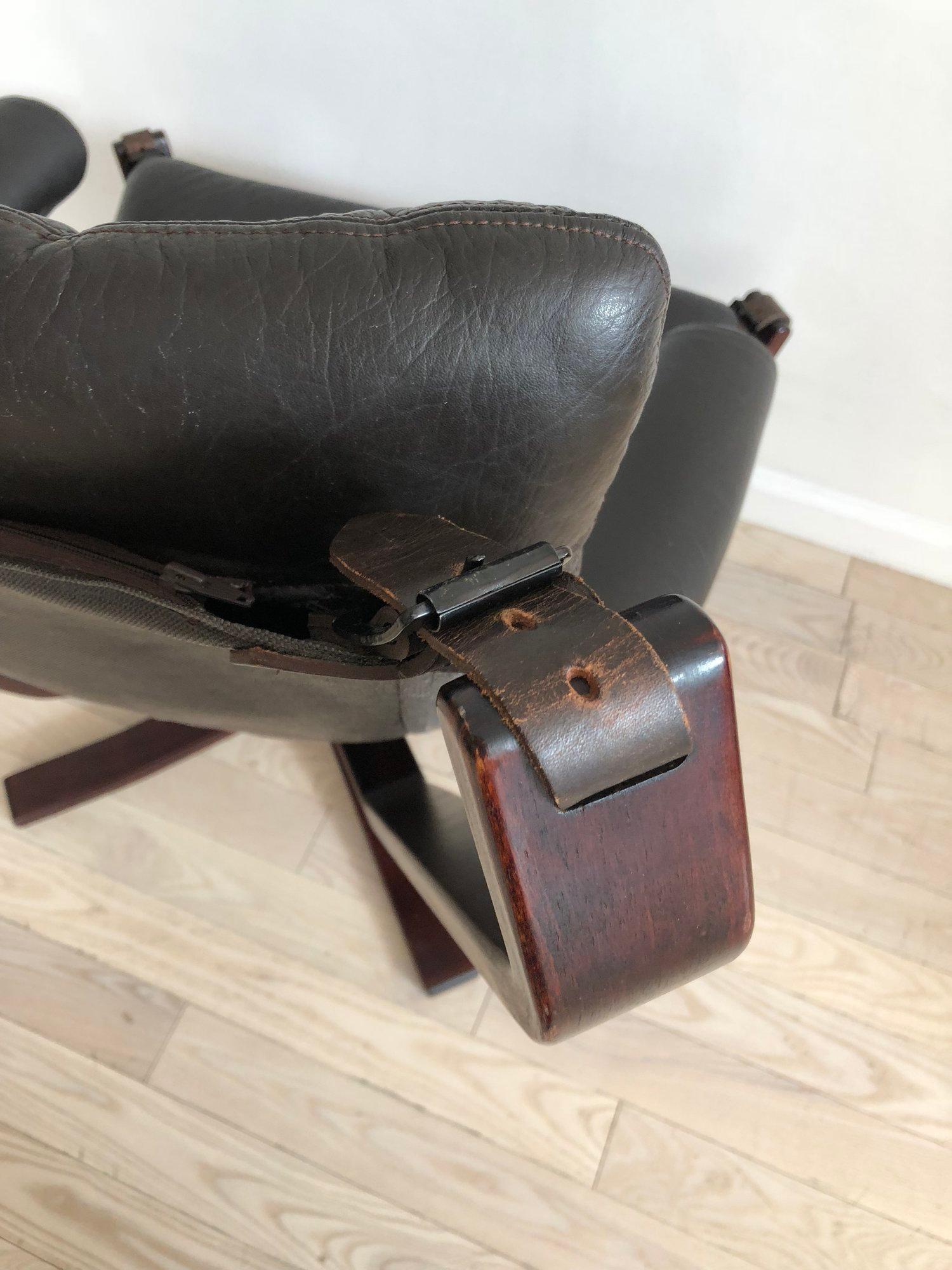 Armed 1960s Rosewood Norwegian Leather Falcon Style Chair After Sigurd Ressell For Sale 5