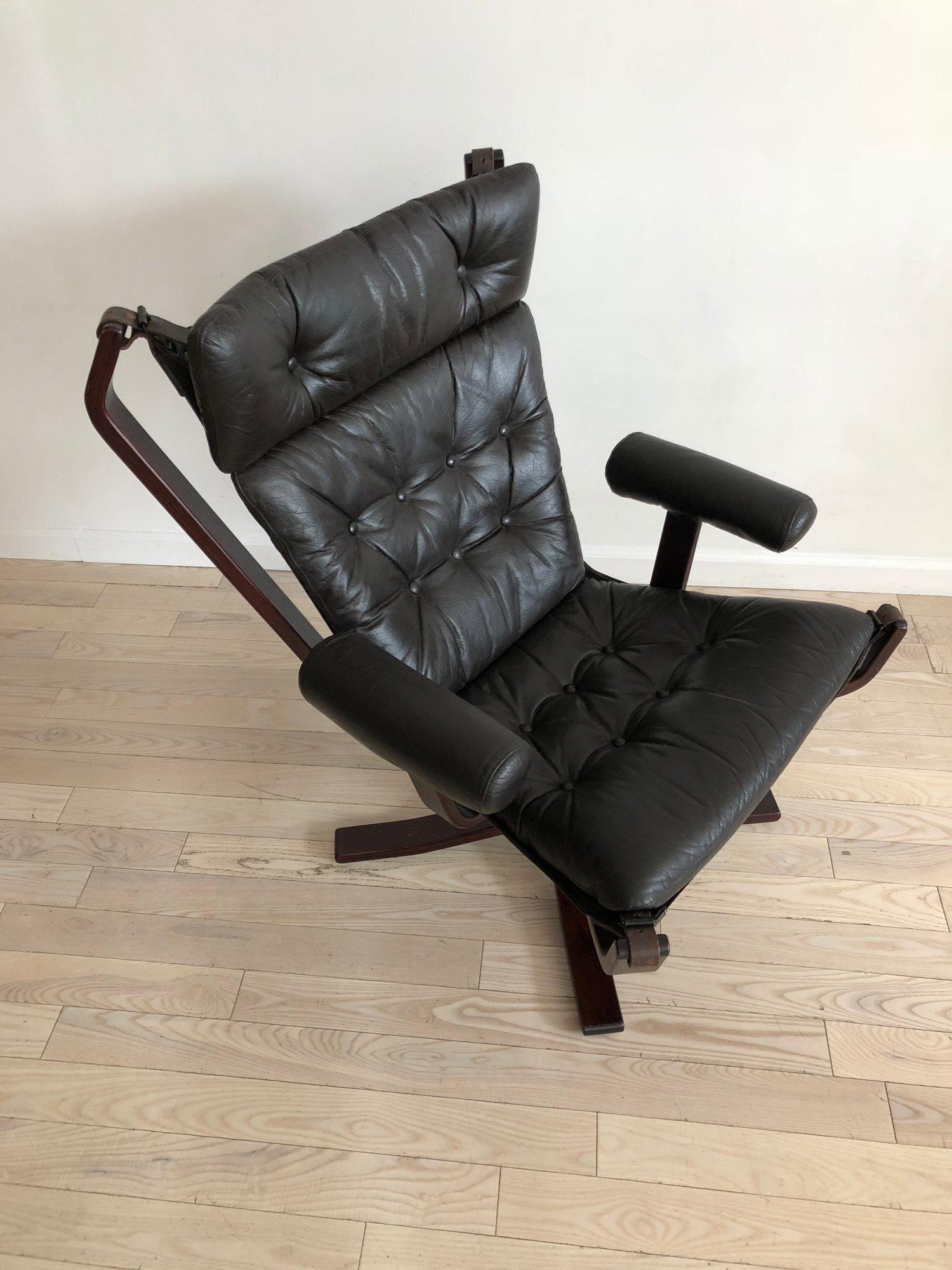 Armed 1960s Rosewood Norwegian Leather Falcon Style Chair After Sigurd Ressell In Excellent Condition For Sale In Brooklyn, NY