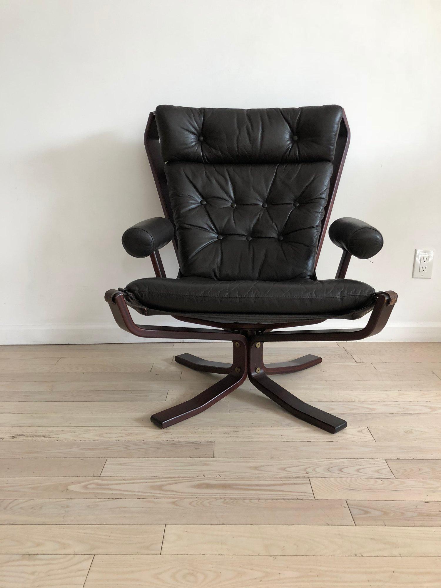 Mid-20th Century Armed 1960s Rosewood Norwegian Leather Falcon Style Chair After Sigurd Ressell For Sale