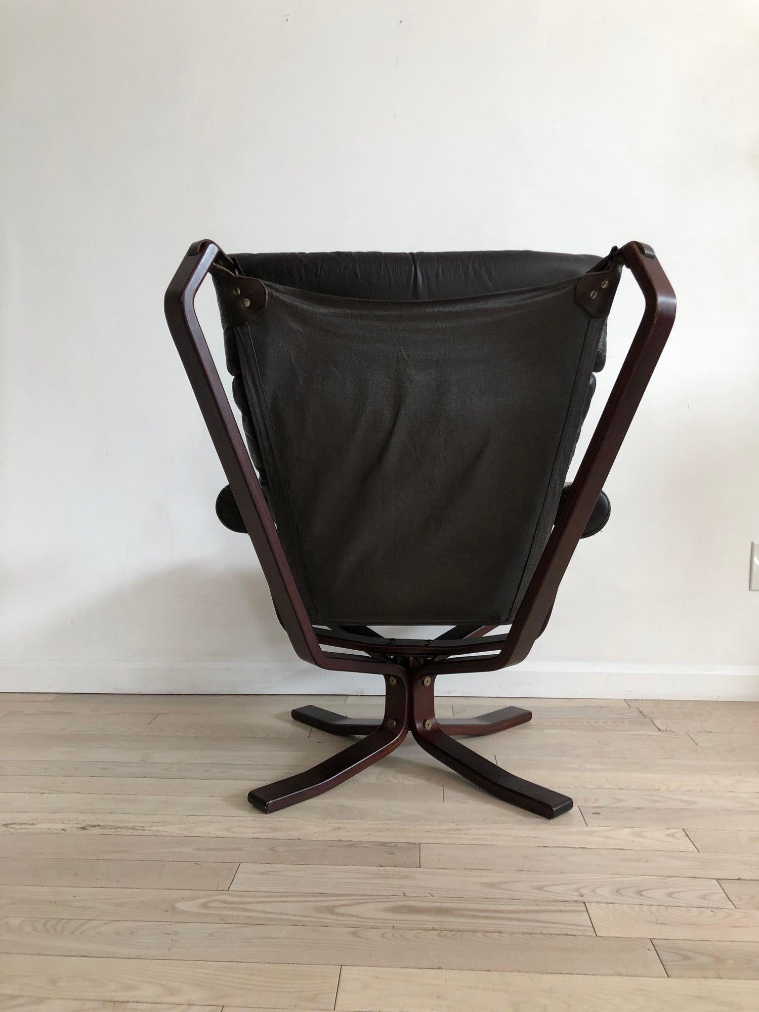 Armed 1960s Rosewood Norwegian Leather Falcon Style Chair After Sigurd Ressell For Sale 4
