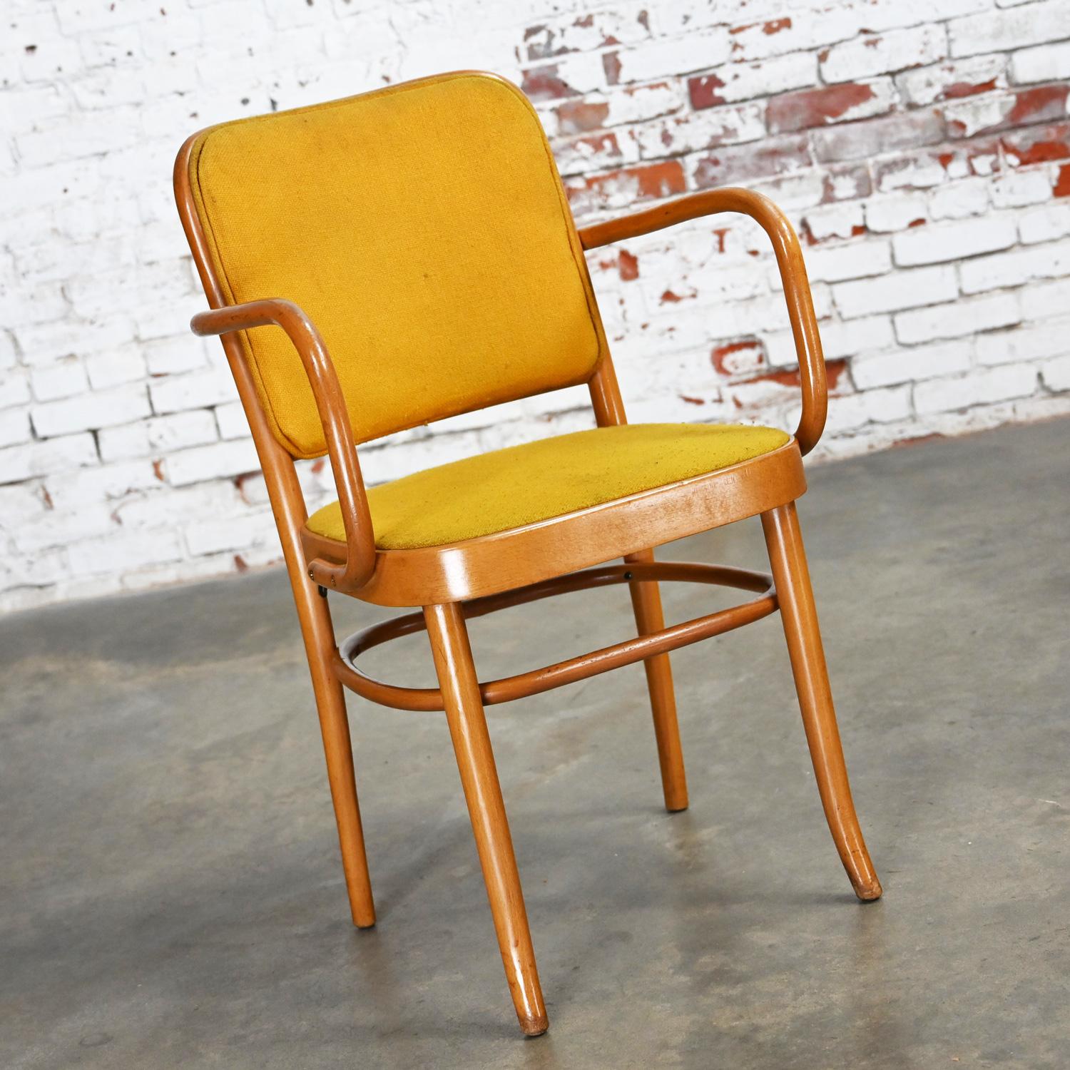 Merveilleuses chaises de salle à manger en bois courbé Beehaus en hêtre Thonet Josef Hoffman Prague 811 style armé par Falcon Products Inc. Nous en avons 33 et nous les vendons séparément. Byit, en gardant à l'esprit qu'il s'agit d'une pièce vintage
