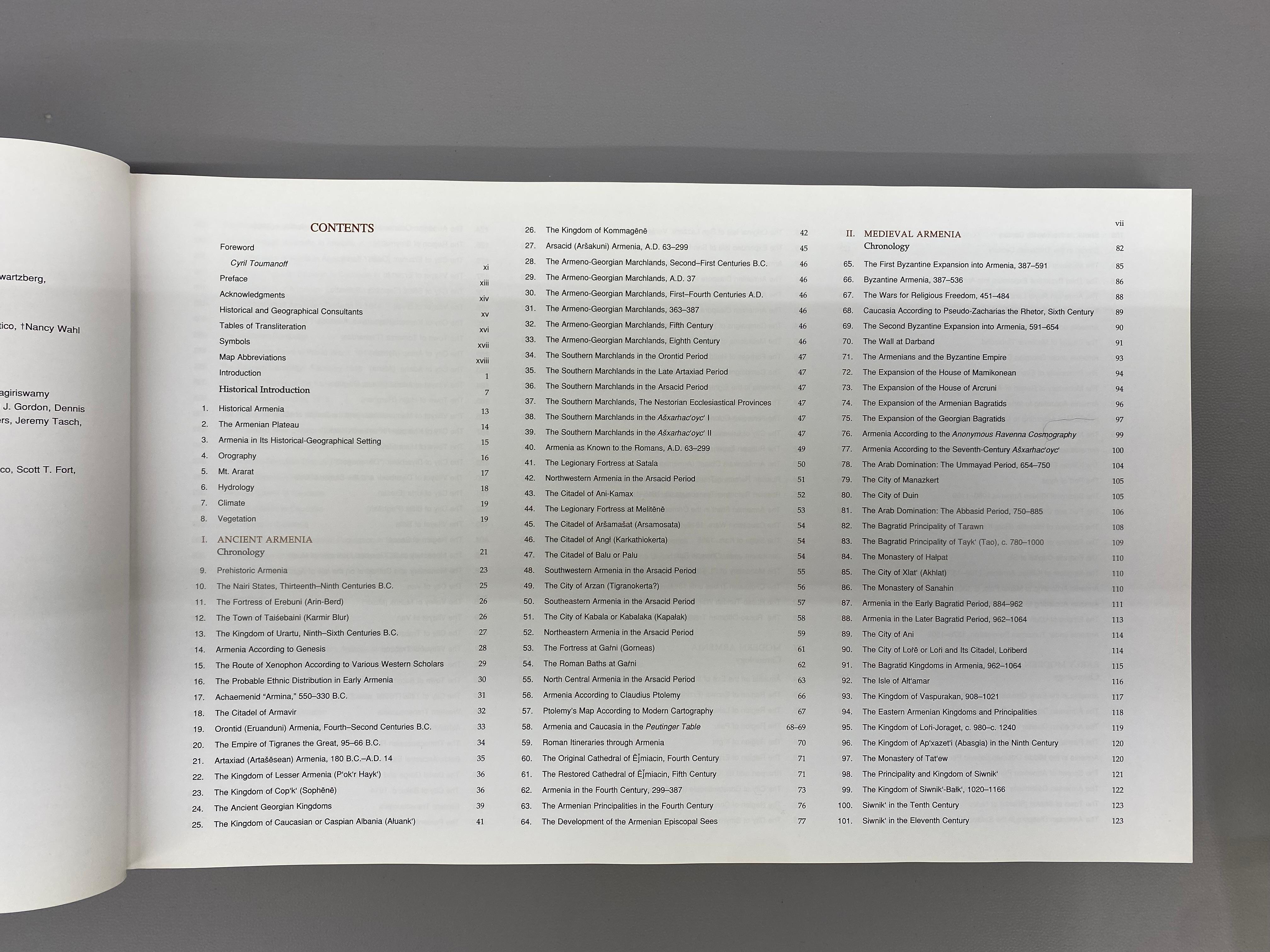 Papier Armenia A Historical Atlas par Robert H. H. Hewsen, 2001 en vente