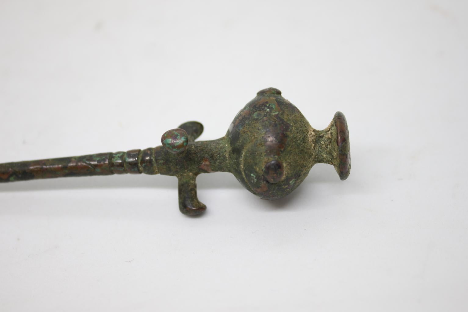 Armenian hair pin from 13th century BC, certified.
Dimensions: Height 17cm, diameter 2.5 cm.