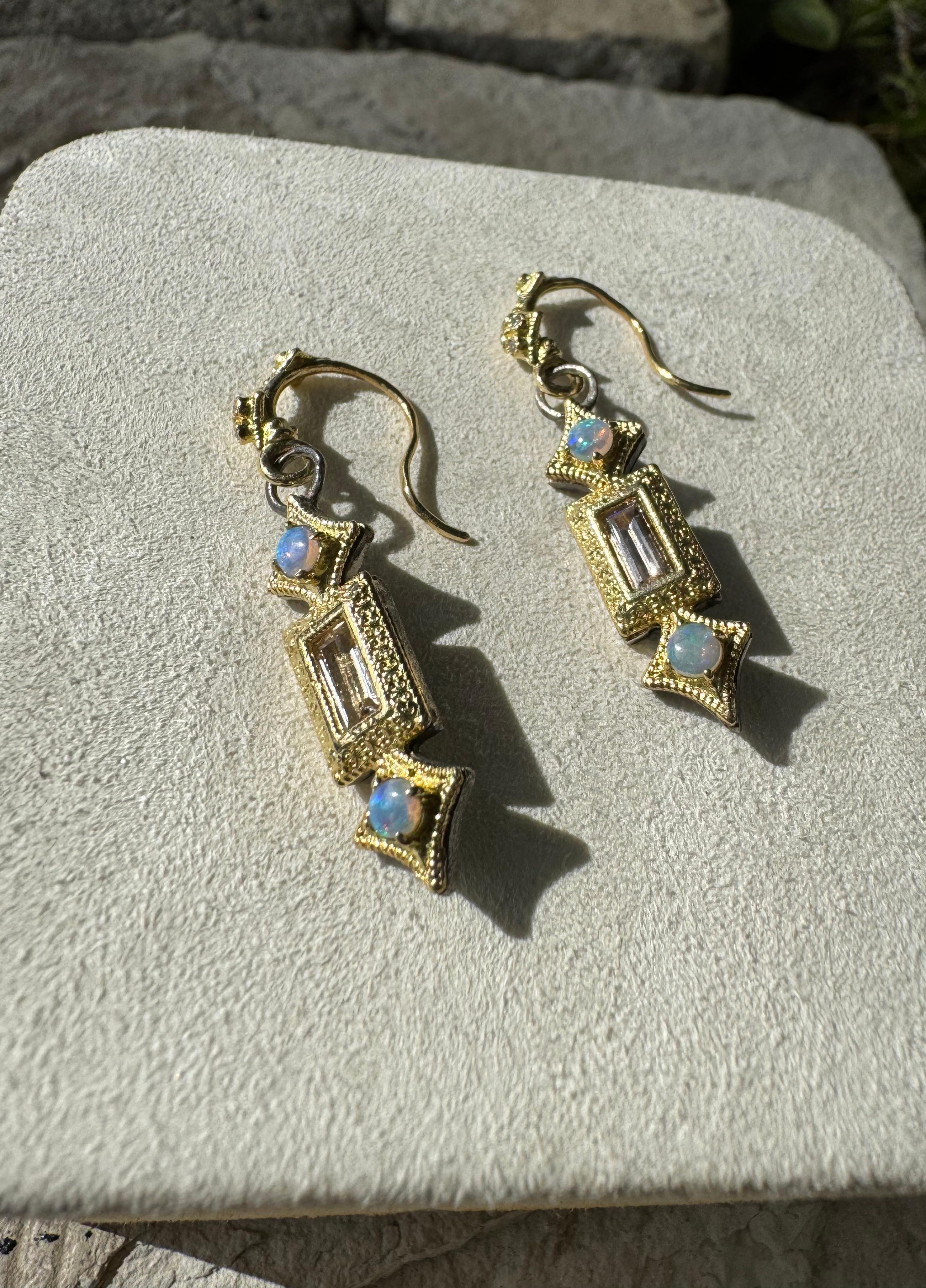 Armenta, boucles d'oreilles pendantes en or jaune 18 carats avec morganite baguette, 30 mm en vente 1