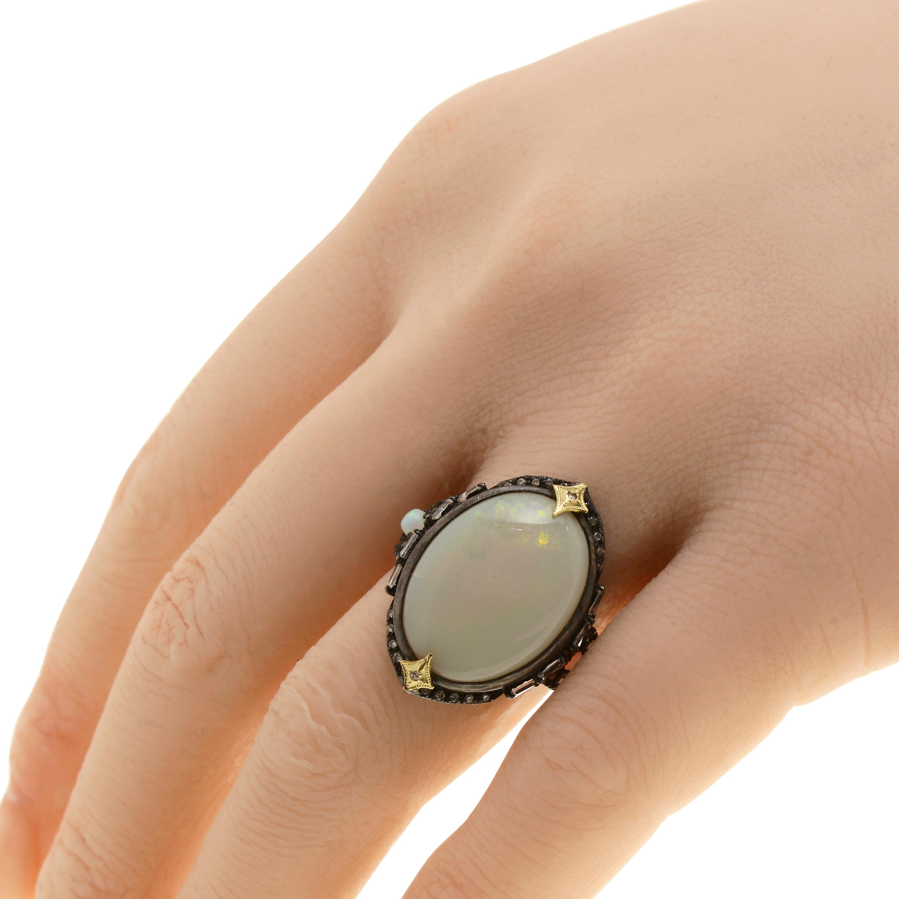 Armenta Old World 18K Gelbgold und Sterlingsilber Statement-Ring verfügt über einen Potch Opal Brennpunkt, umgeben von 0,24ct. tw. Diamanten und 0,54ct. tw. Saphir Edelsteinen. Die Ringgröße ist 7 (54,4). Die Dekoration ist 1