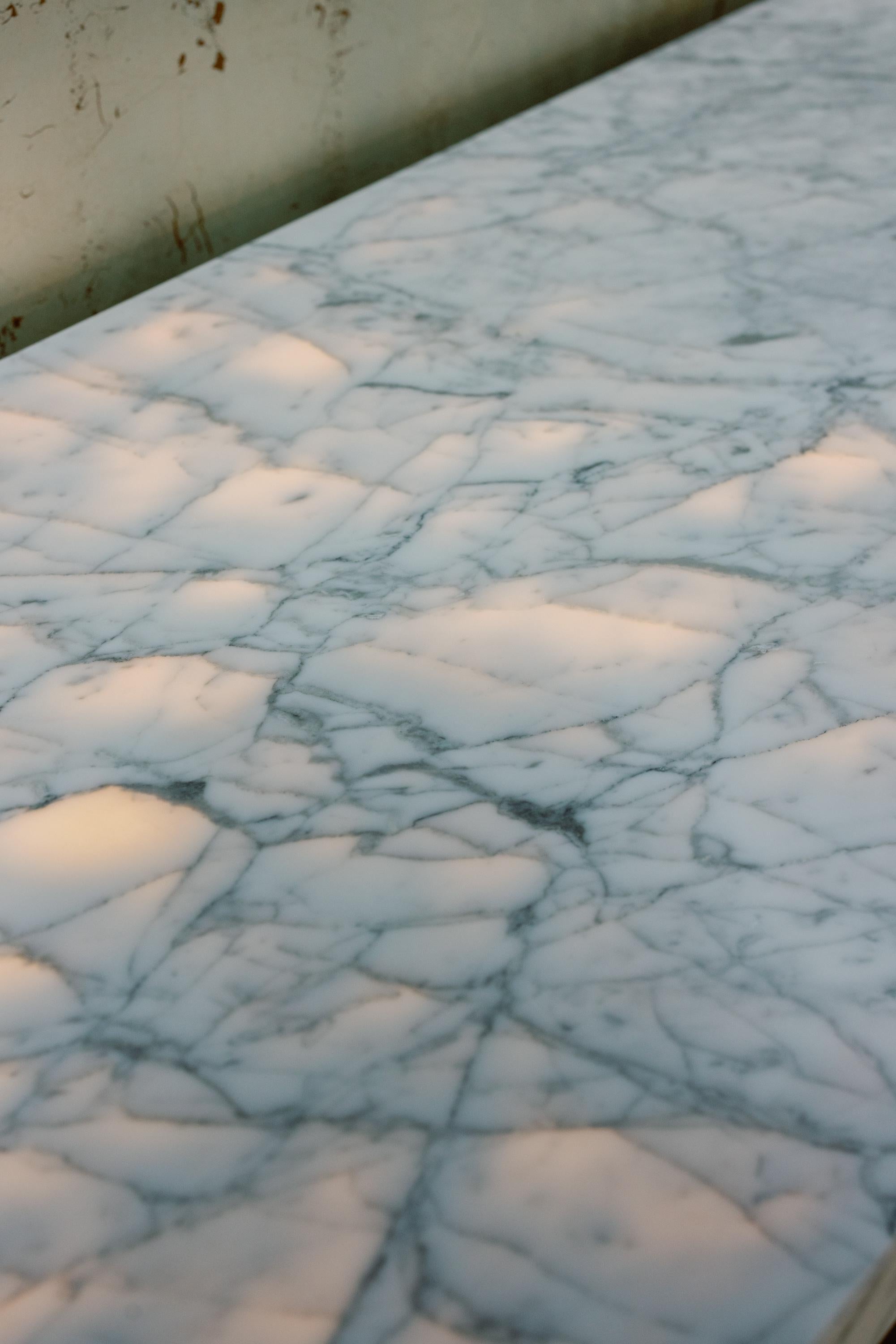 Tavolo Consolle Art Deco Armilar, Marmo di Carrara, Ottone, Fatto a mano by Greenapple in vendita 6