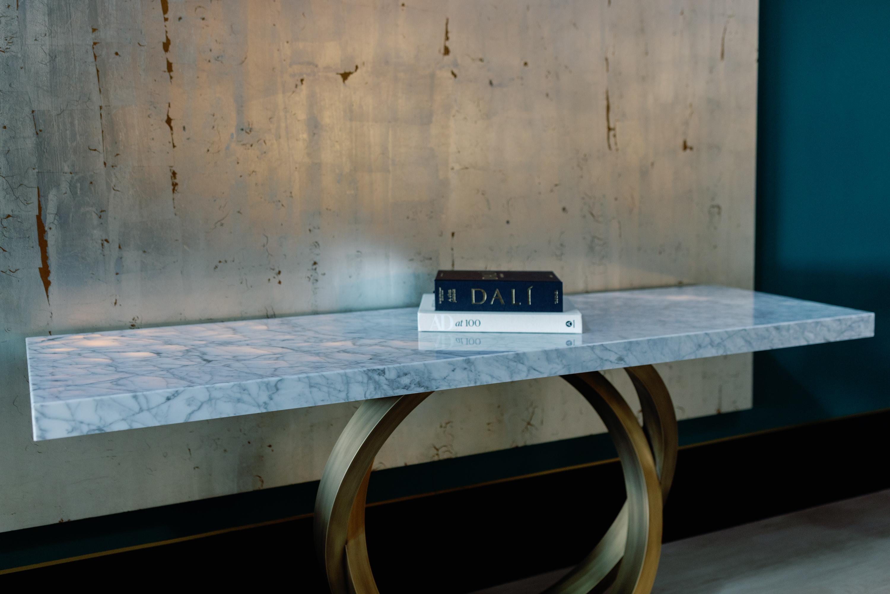 Tavolo Consolle Art Deco Armilar, Marmo di Carrara, Ottone, Fatto a mano by Greenapple in vendita 2