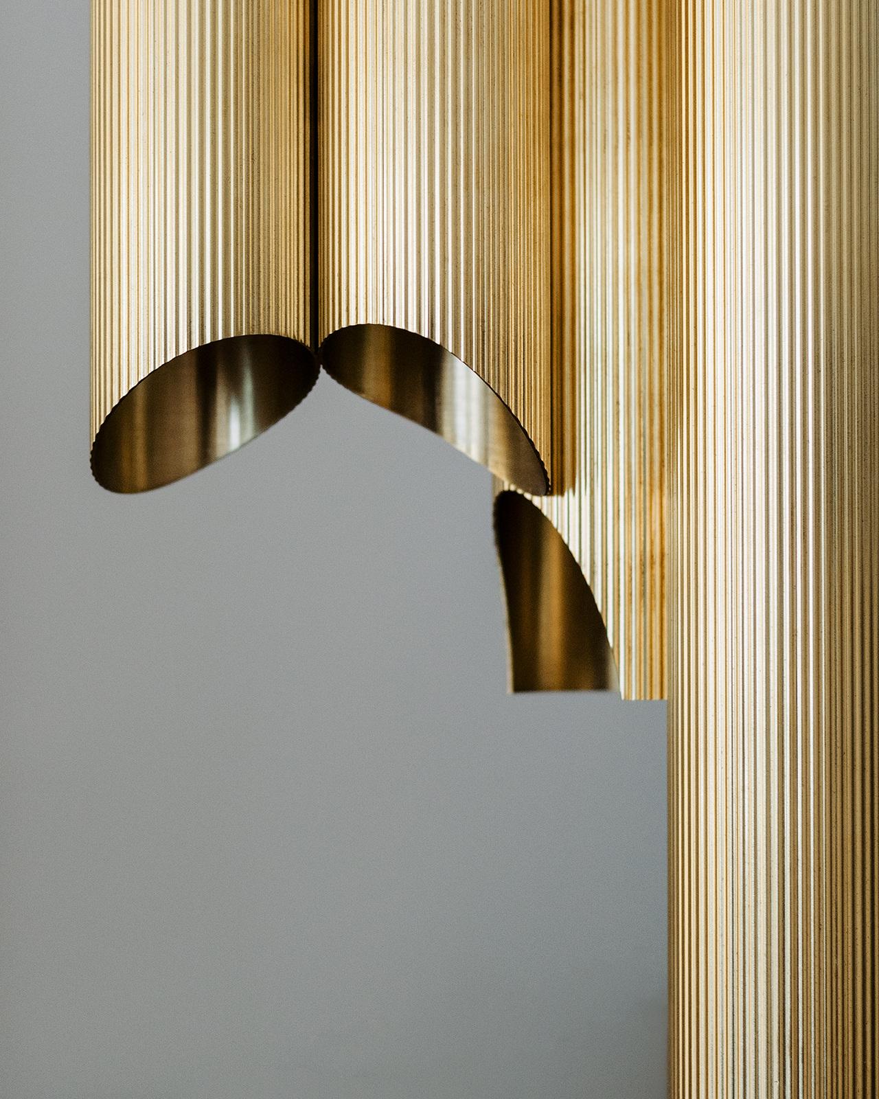 Armilla invites to a relationship with light.
The tubes, like Doric columns, call for a movement around the object, in a mutual exchange between points of view and reflected rays.

We have designed an alphabet of details to bring light through the