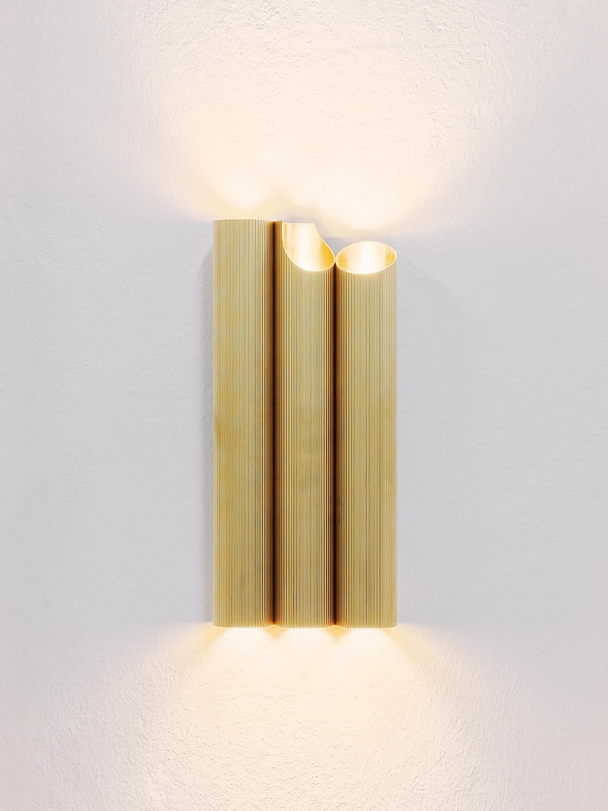 Armilla invites to a relationship with light.
The tubes, like Doric columns, call for a movement around the object, in a mutual exchange between points of view and reflected rays.

We have designed an alphabet of details to bring light through