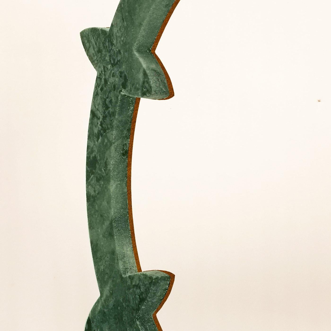 Inspiré de l'armilla Piceno, il apporte avec lui ses valeurs, récupère sa mémoire, l'interprète et la restitue dans un meuble, œuvre d'artisans qualifiés. L'utilisation du fer est une référence claire à la fabrication de cet objet historique. Le