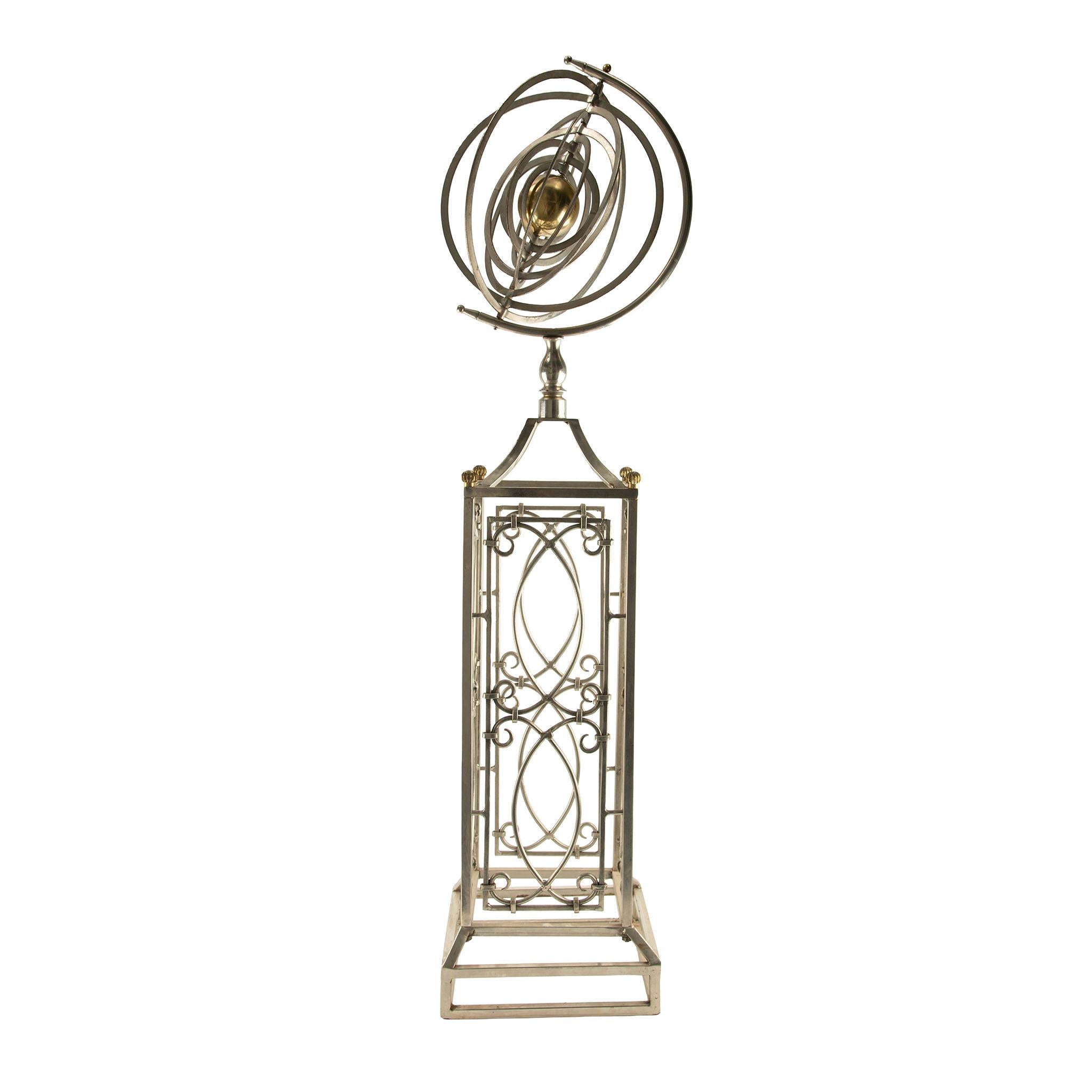 Français Sphère armillaire, 20 C - Une élégante sphère armillaire décorative faite à la main - 45 