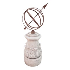 Armillary Sundial mit geschnitztem Akanthusblattdekor und schmiedeeiserner Kugel