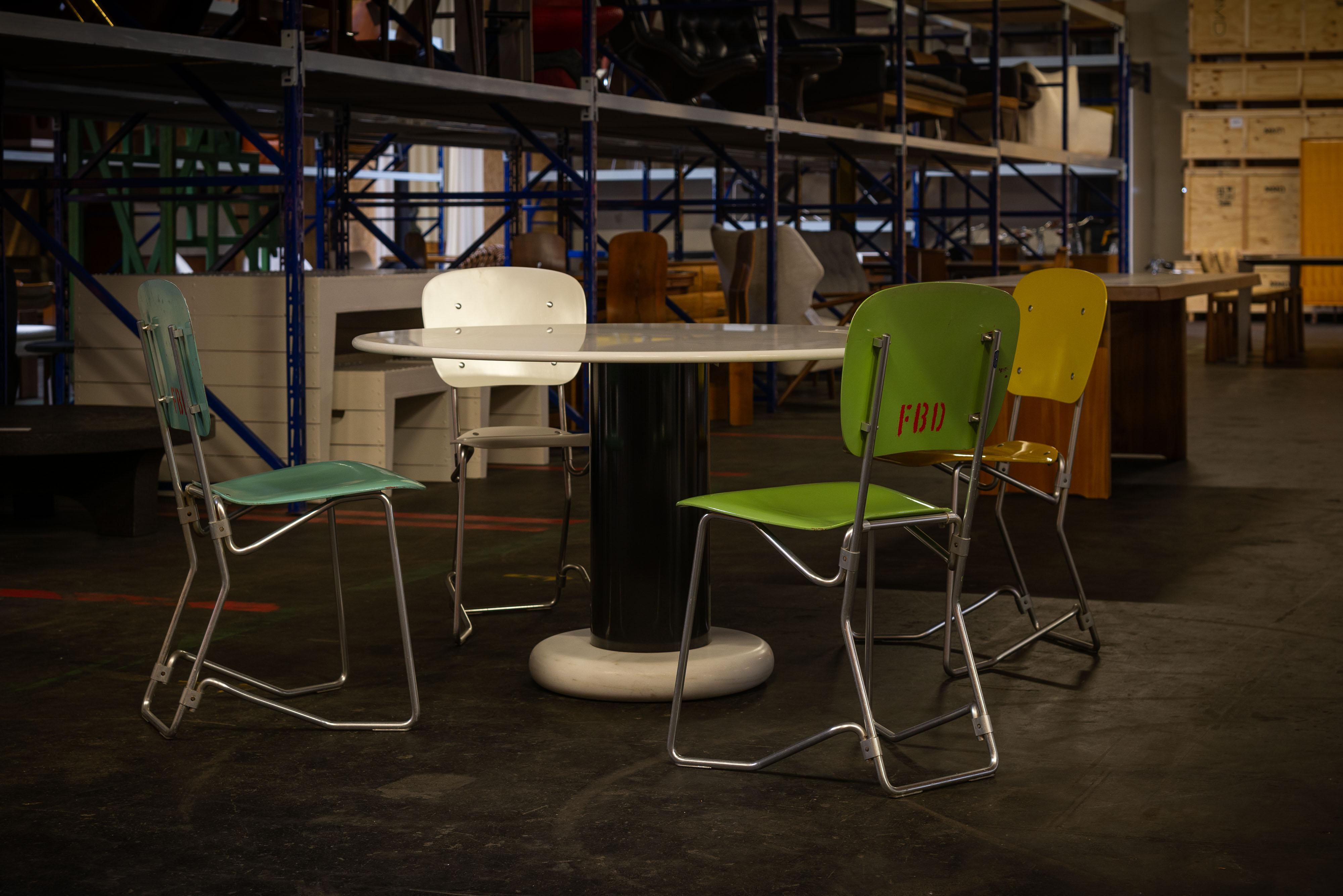 Bonito juego de 4 sillas plegables Aluflex diseñadas por Armin Wirth y fabricadas por Hans Zollinger Sohne en Suiza en 1951. Conocidas por su comodidad, estas sillas son ligeras y tienen asientos plegables que te permiten apilar y guardar las cuatro