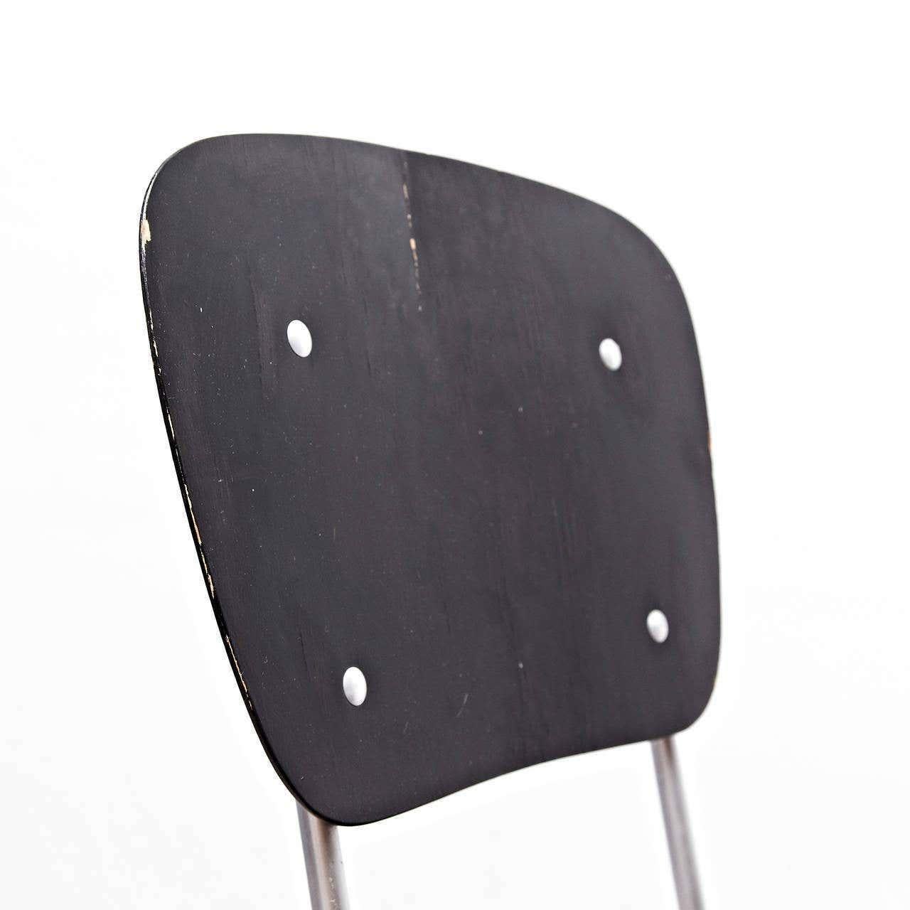 Chaises empilables suisses en bois et métal Armin Wirth pour Aluflex, de style moderne du milieu du siècle dernier en vente 3