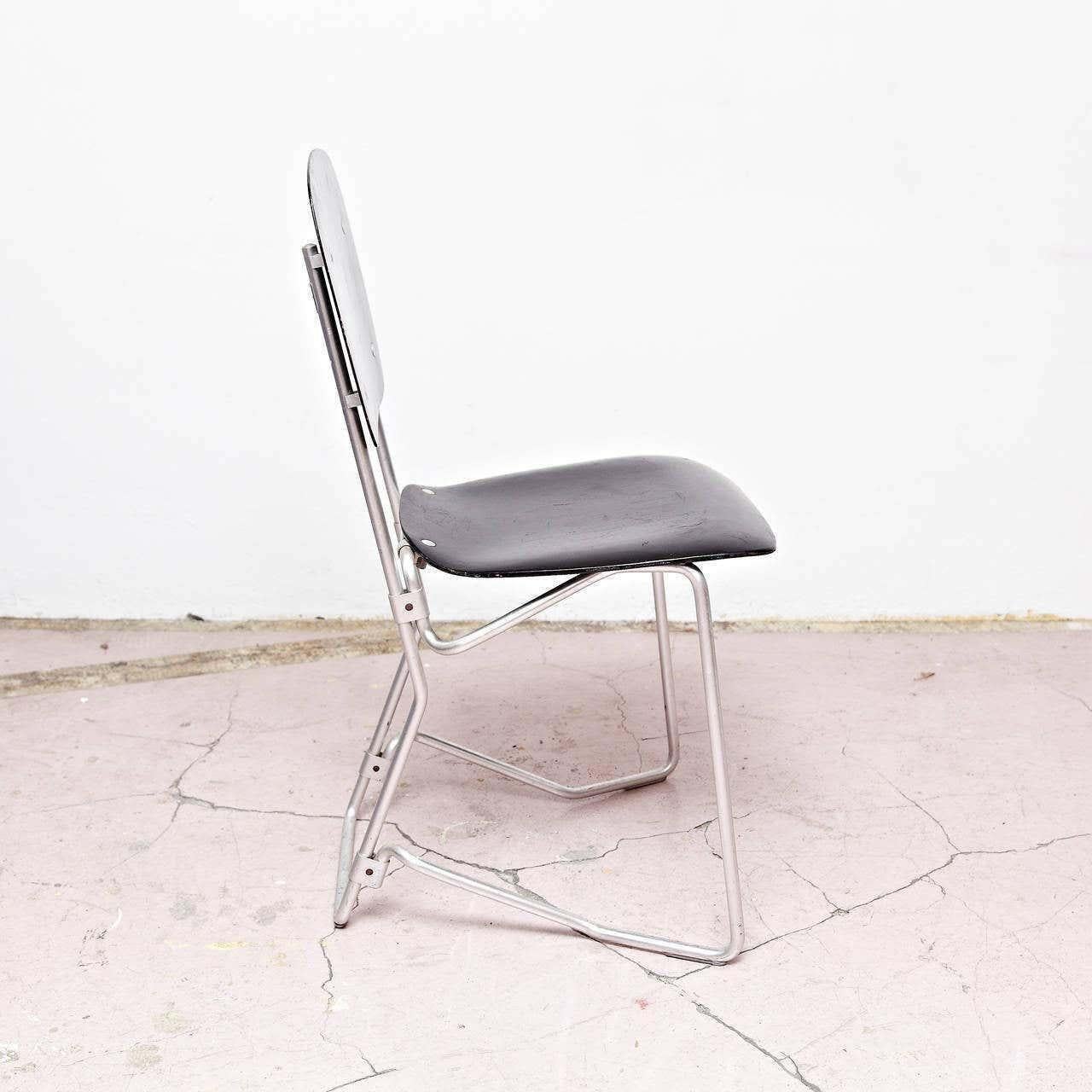Mid-Century moderno Sedie svizzere impilabili in metallo e legno di Armin Wirth per Aluflex, un modello moderno di metà secolo in vendita