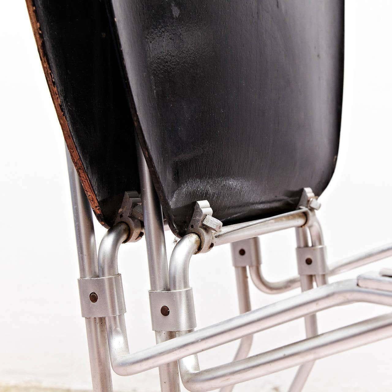 Chaises empilables suisses en bois et métal Armin Wirth pour Aluflex, de style moderne du milieu du siècle dernier en vente 2