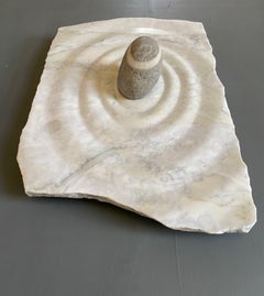 „Action Reaction“ – zeitgenössische abstrakte Skulptur aus Fundsteinen und behauenem Marmor
