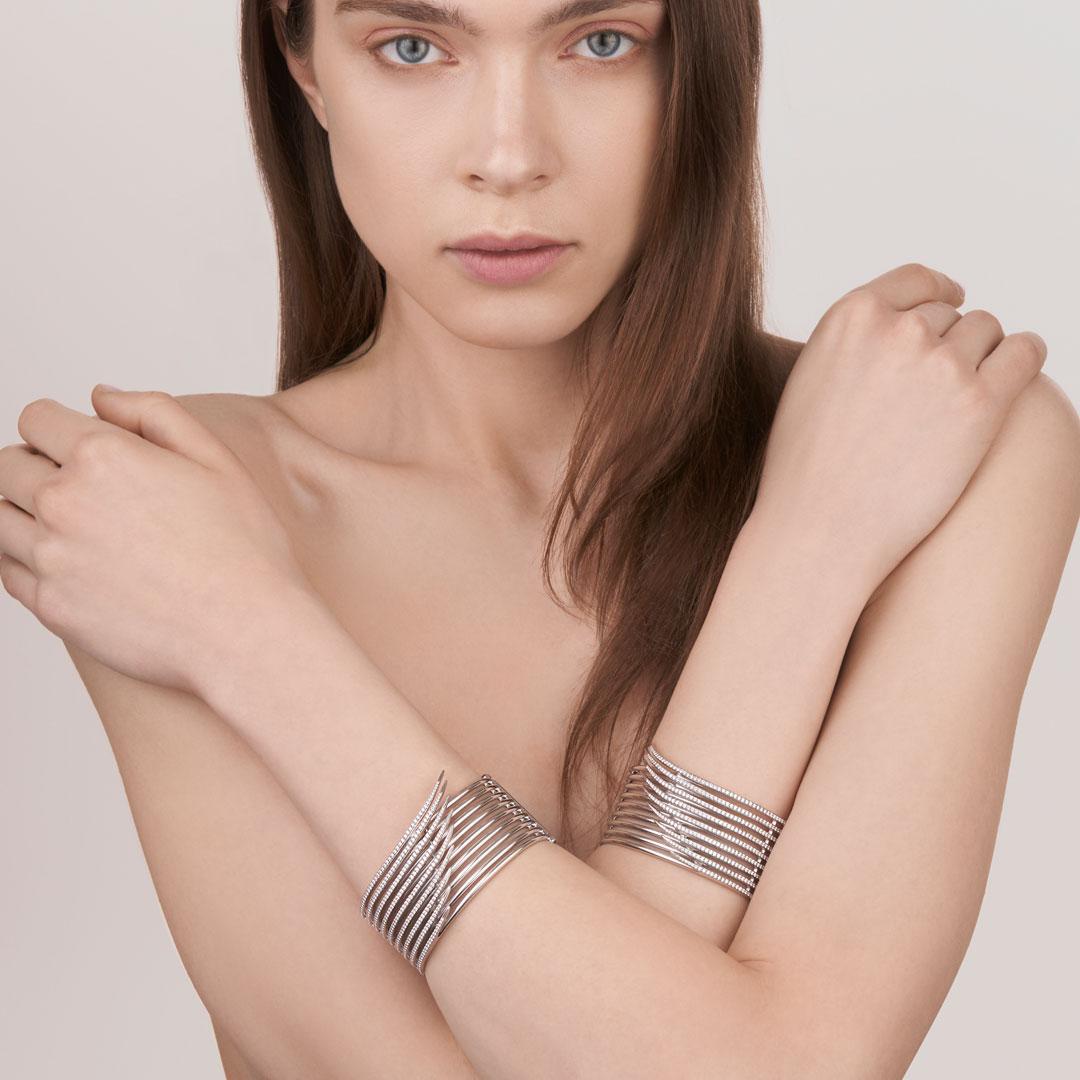 The architectural design of Armis culminates with a powerfully exquisite hand-finished nine bar diamond cuff bracelet, simultaneously elegant and splendidly daring. Expertly crafted in white gold, the statement piece epitomises a romantic warrior