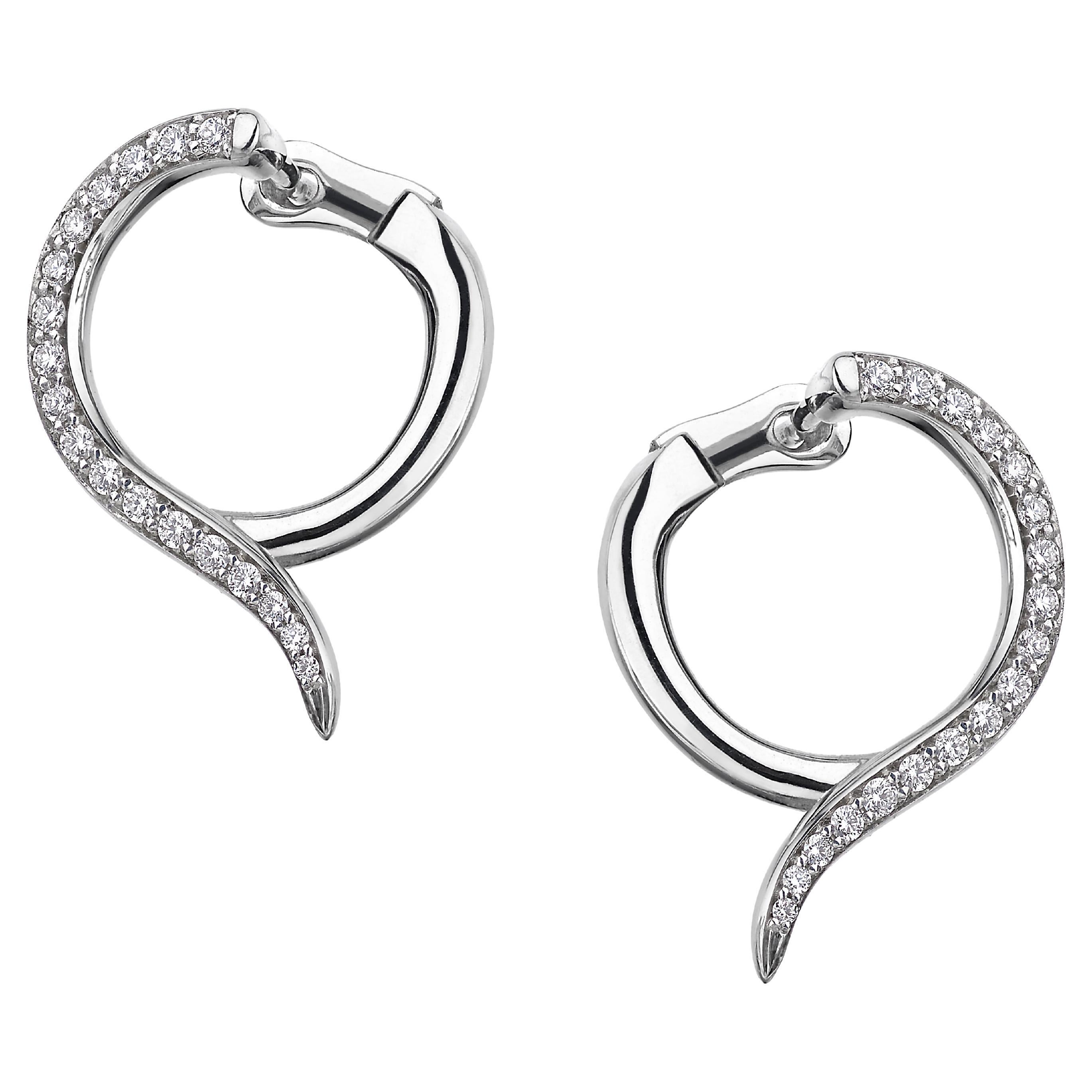 Armis, petites boucles d'oreilles en or blanc 18 carats et pavé de diamants en vente