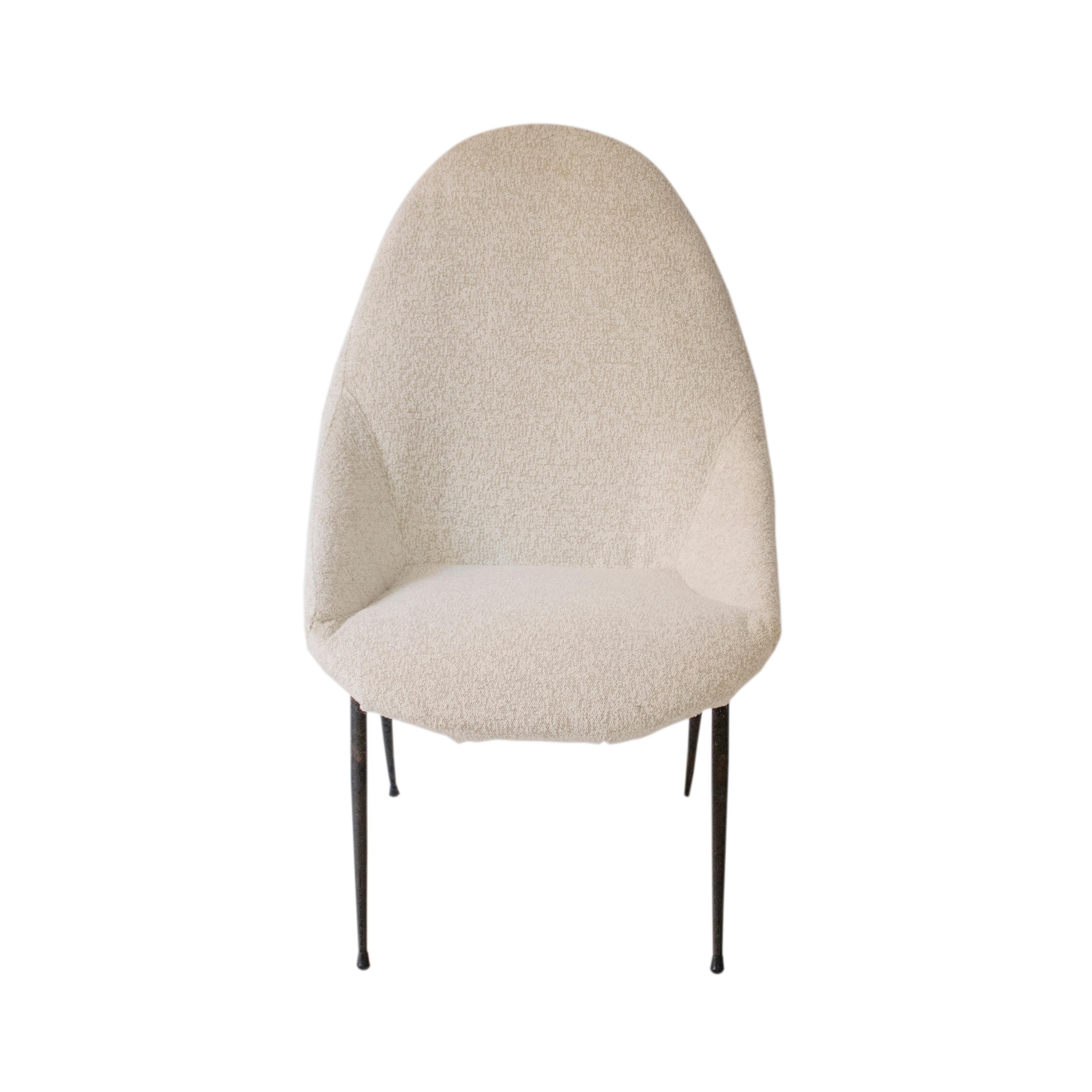 Armless armchair with a black metal frame and hand-upholstered in ecru chenille fabric.