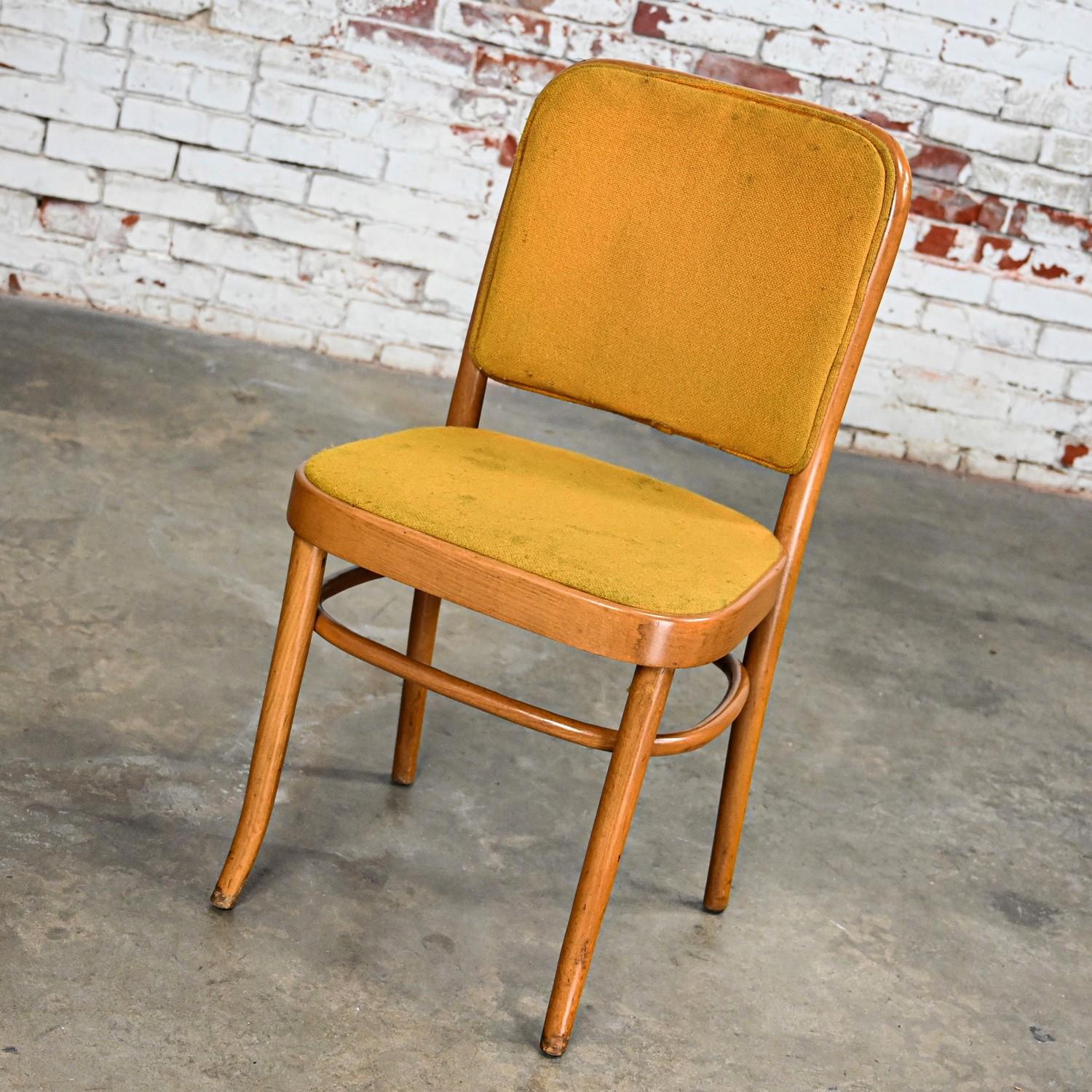 Merveilleuses chaises de salle à manger sans accoudoirs en hêtre courbé de style Thonet Josef Hoffman Prague 811 par Falcon Products Inc. Nous en avons 24 et nous les vendons séparément. Byit, en gardant à l'esprit qu'il s'agit d'une pièce vintage