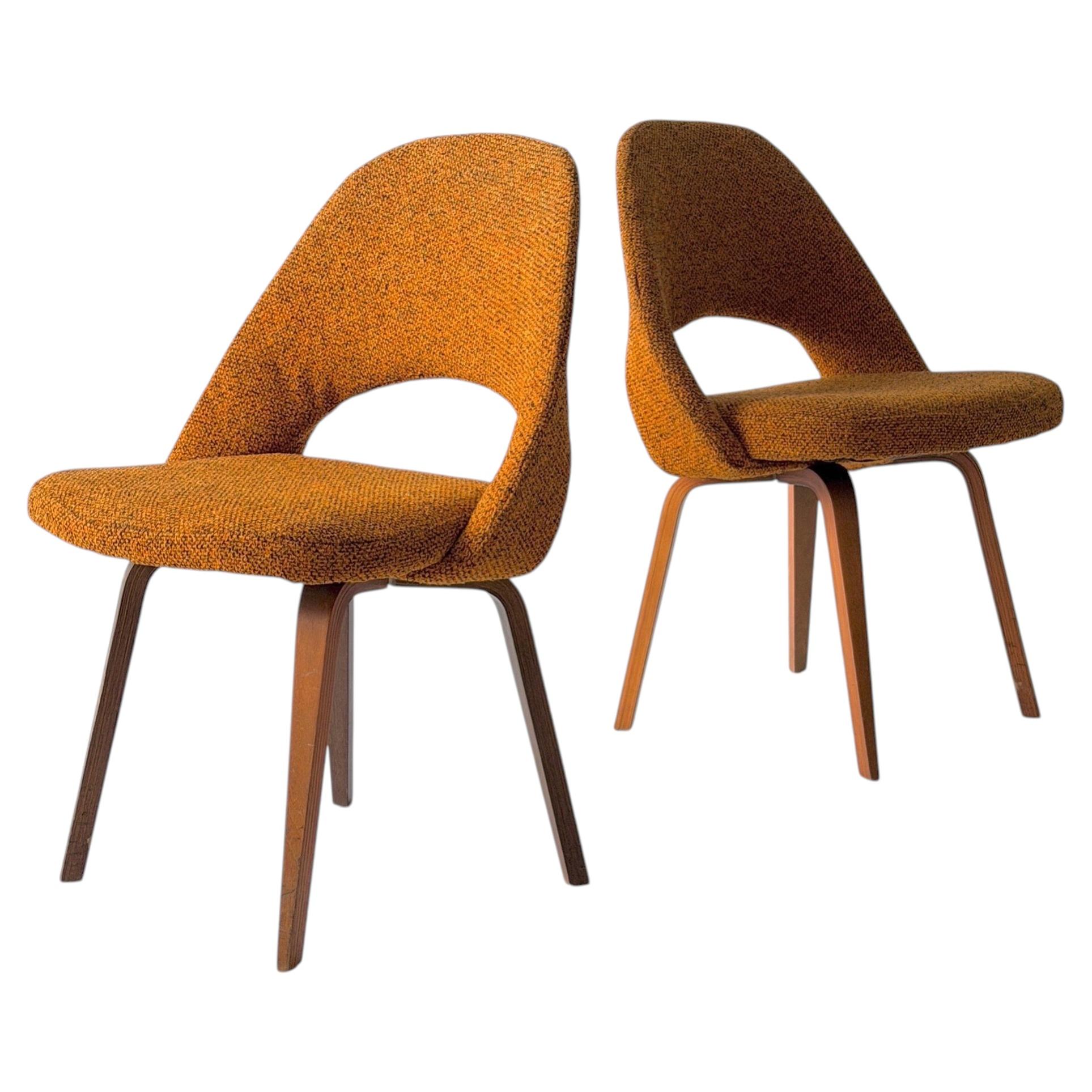 Sessel ohne Armlehne mit Holzfuß von Eero Saarinen für Knoll Associates im Angebot
