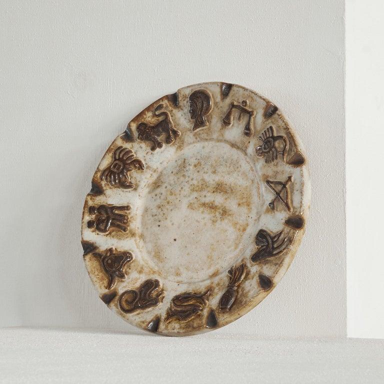 Mid-Century moderno Piatto in studio Pottery 'Zodiac' belga di Armogrès, anni '60 in vendita
