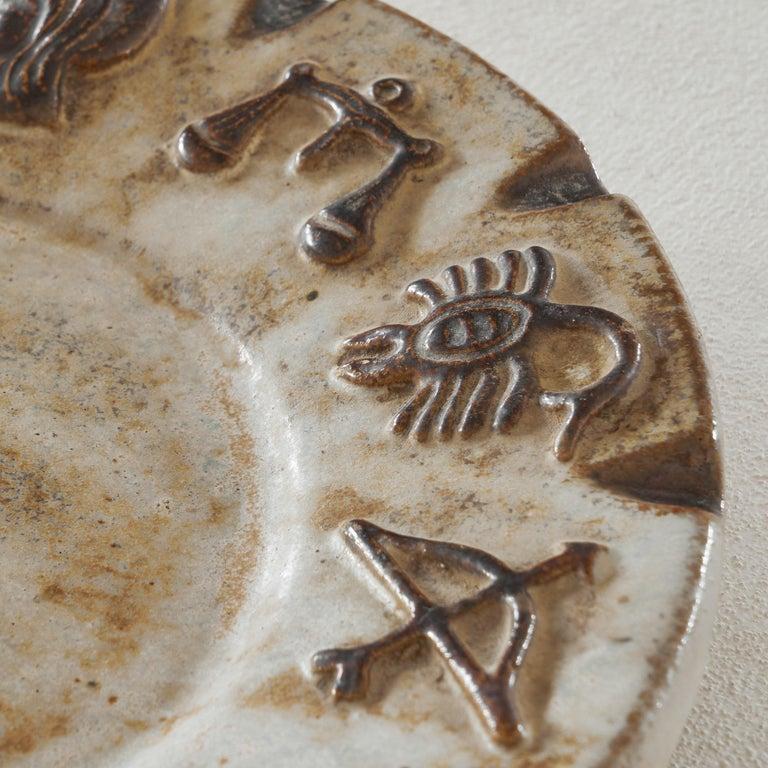 Terracotta Piatto in studio Pottery 'Zodiac' belga di Armogrès, anni '60 in vendita