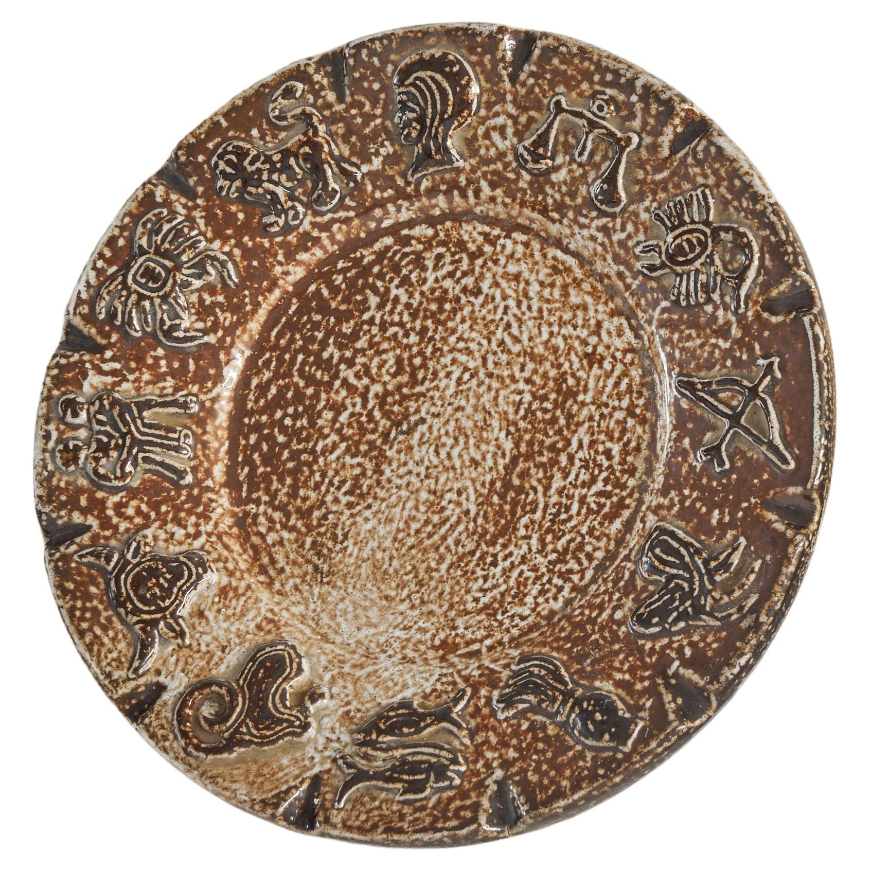 Plat en poterie d'Armogrès Studio 'Zodiac' dans les tons brun foncé, années 1960