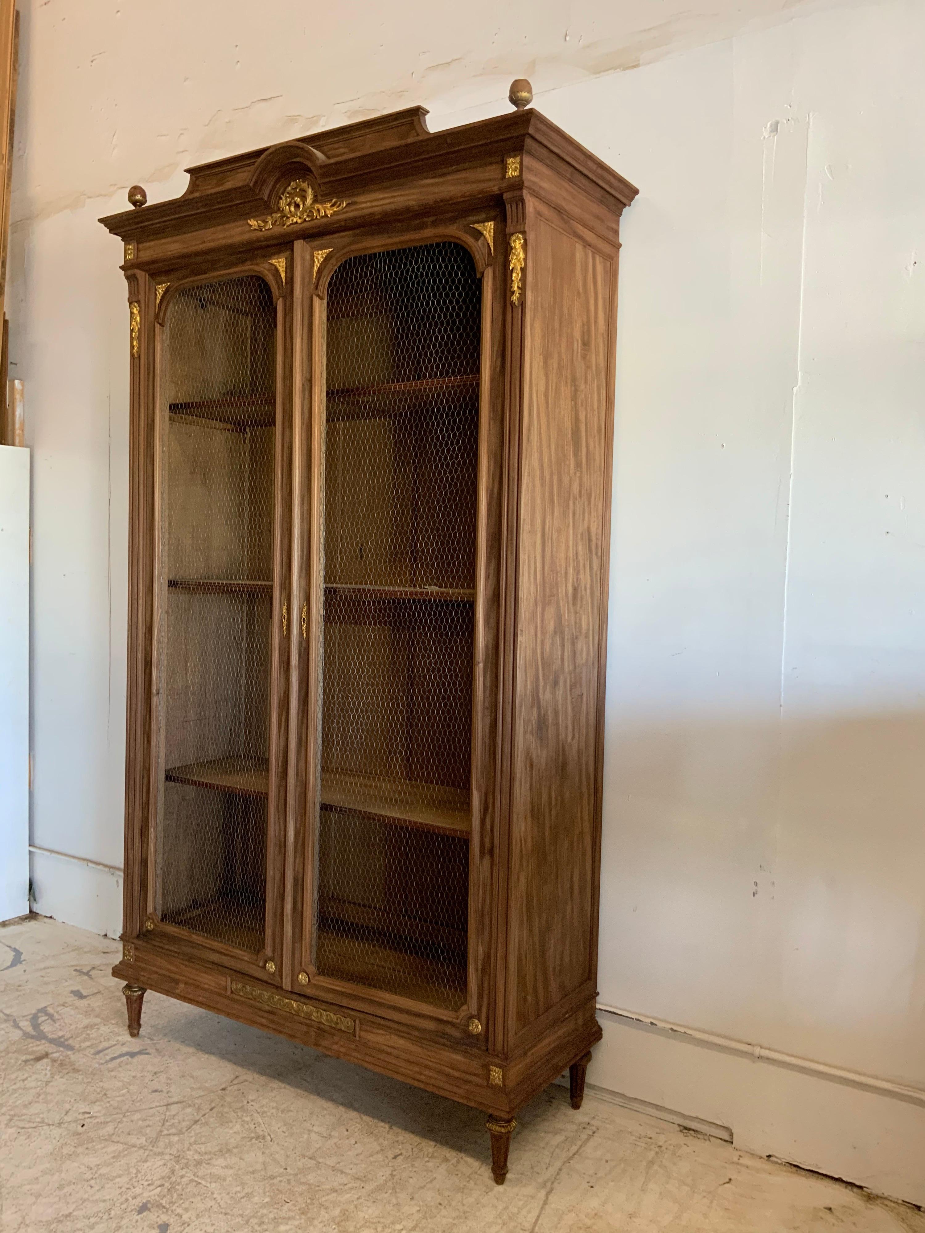 Armoir Empire Louis XVI 1900-1920 bleached, in walnut. Doors with chicken wire and adjustable shelves.