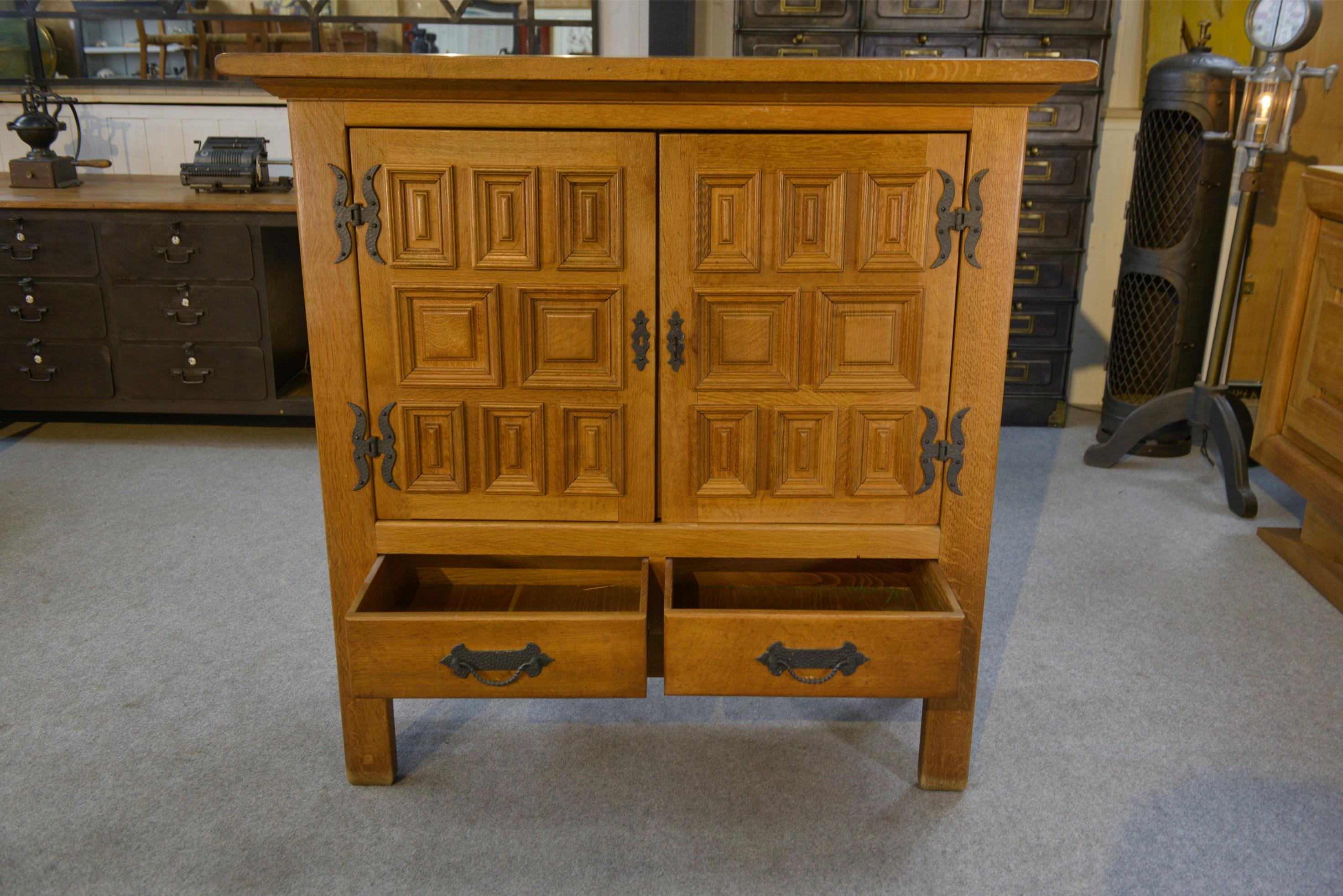 Armoire 2 portes 2 tiroirs en chêne massif et fer forgé style rustique 1960's en venta 4
