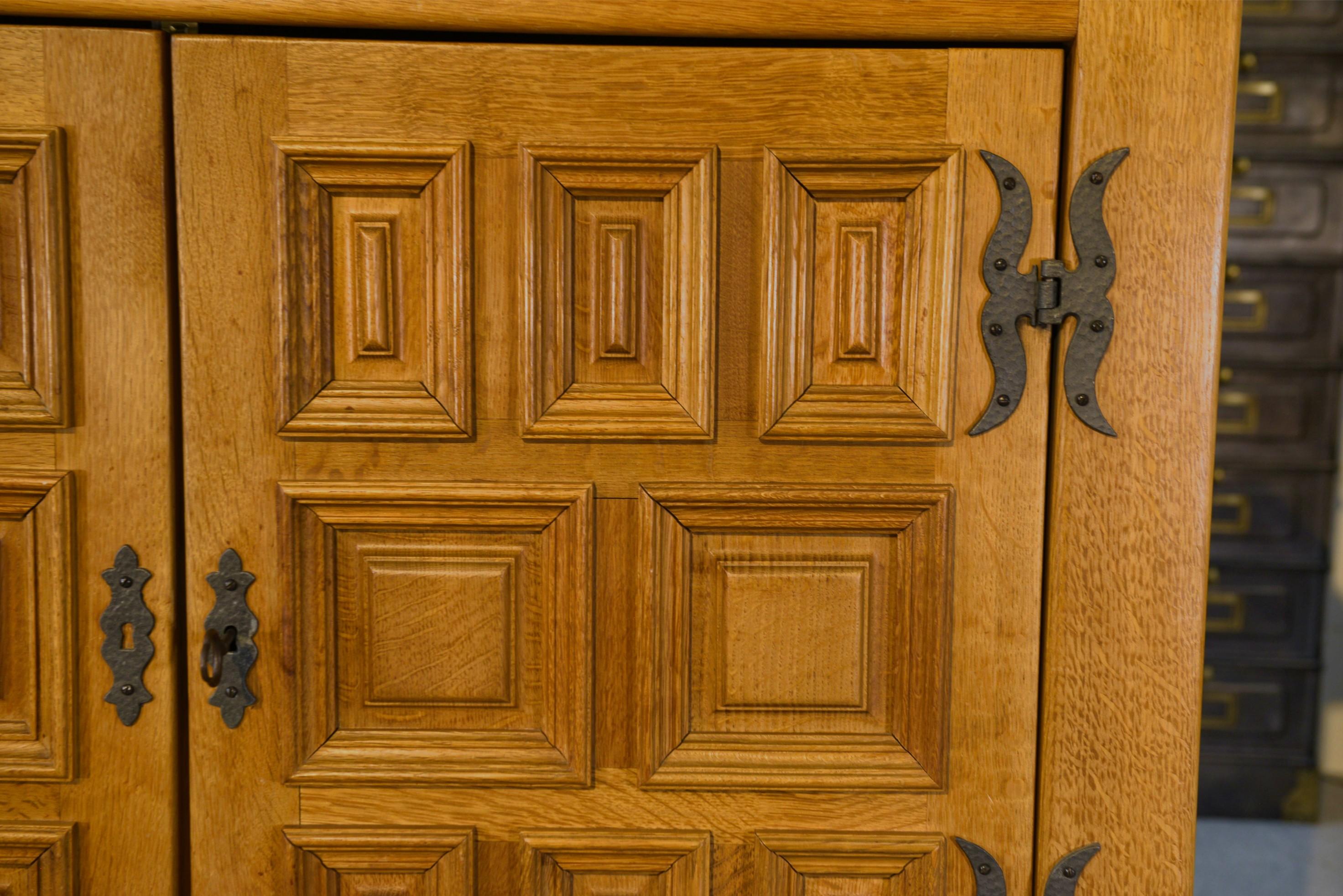 Armoire 2 portes 2 tiroirs en chêne massif et fer forgé style rustique 1960's en venta 5