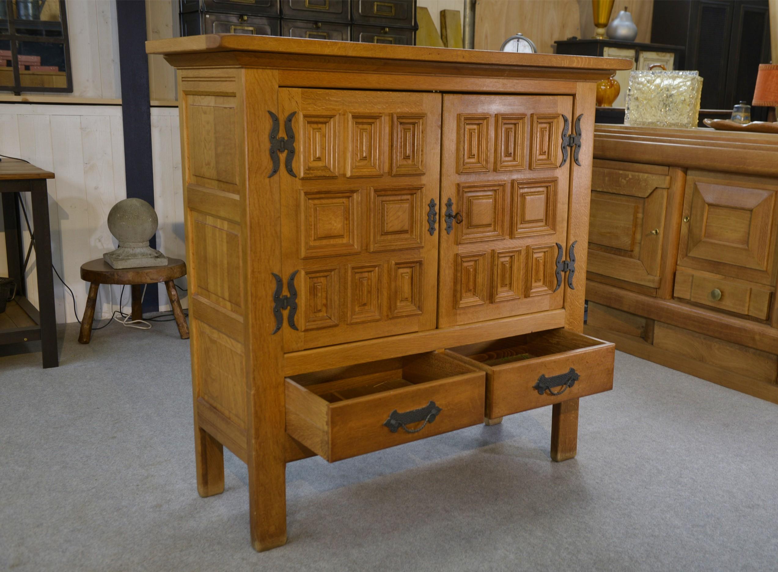 Armoire 2 portes 2 tiroirs en chêne massif et fer forgé style rustique 1960's en venta 6