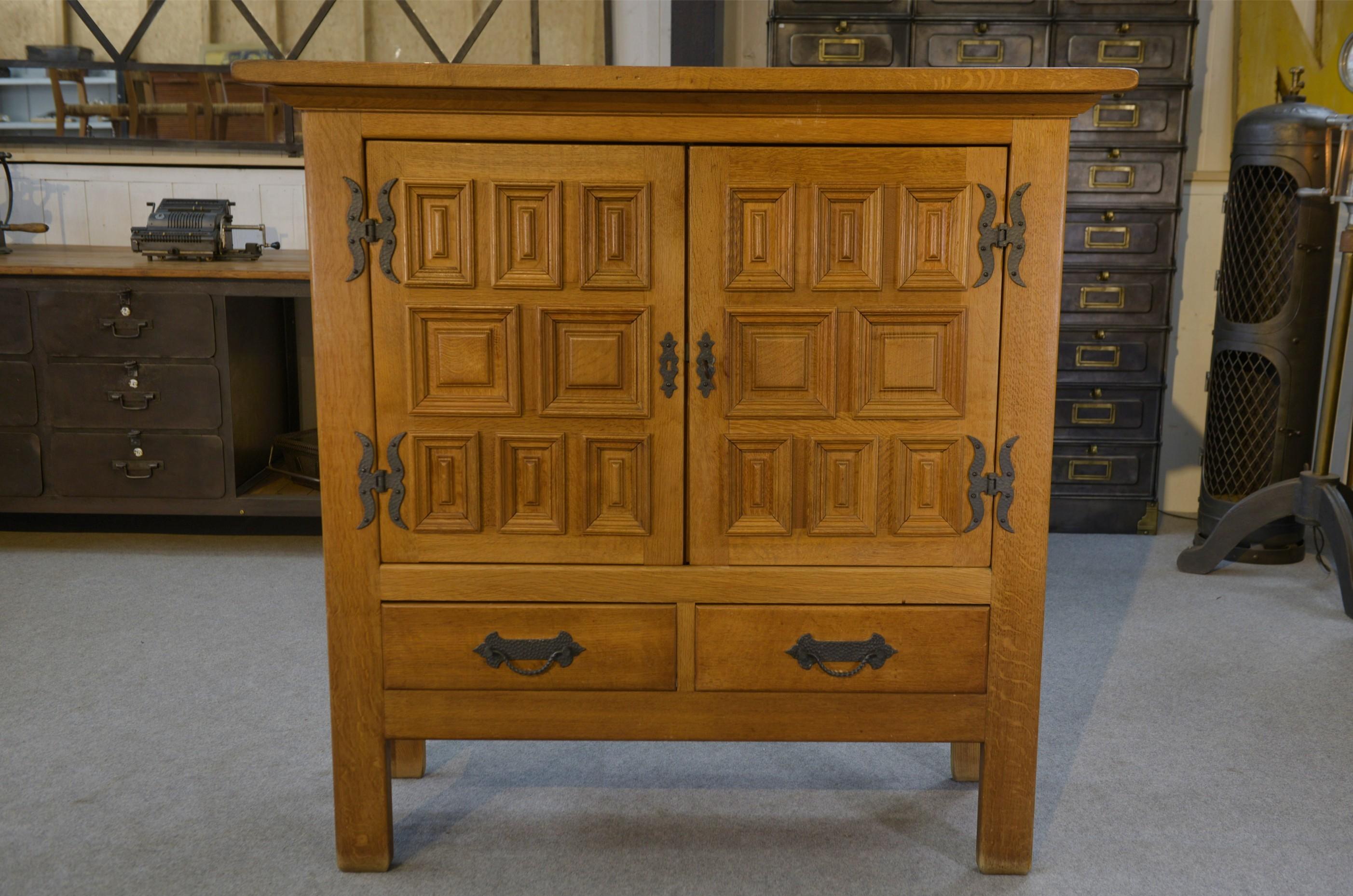 Armoire 2 portes 2 tiroirs en chêne massif et fer forgé style rustique 1960's en venta 7