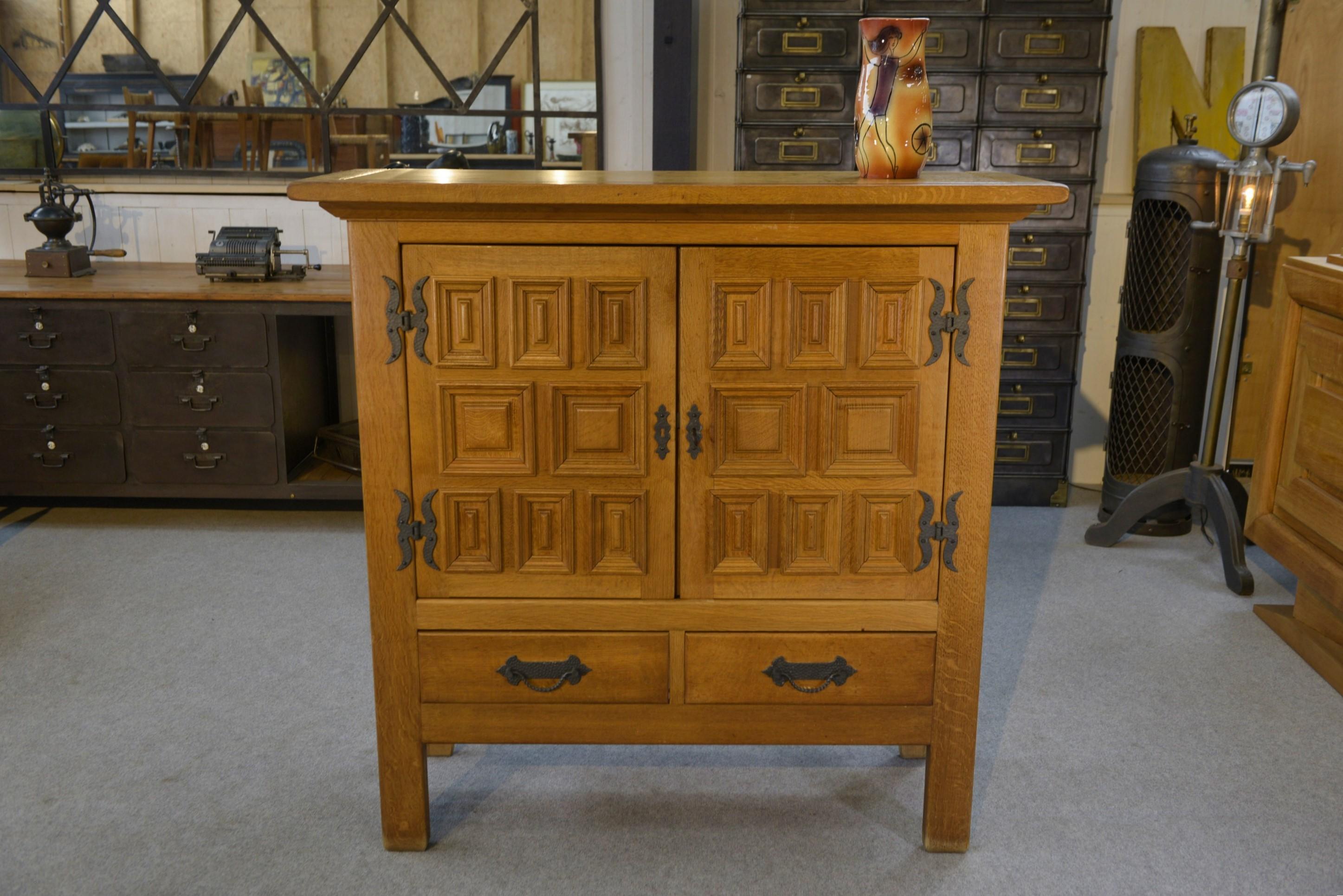 Armoire 2 portes 2 tiroirs en chêne massif et fer forgé style rustique 1960's Rústico en venta