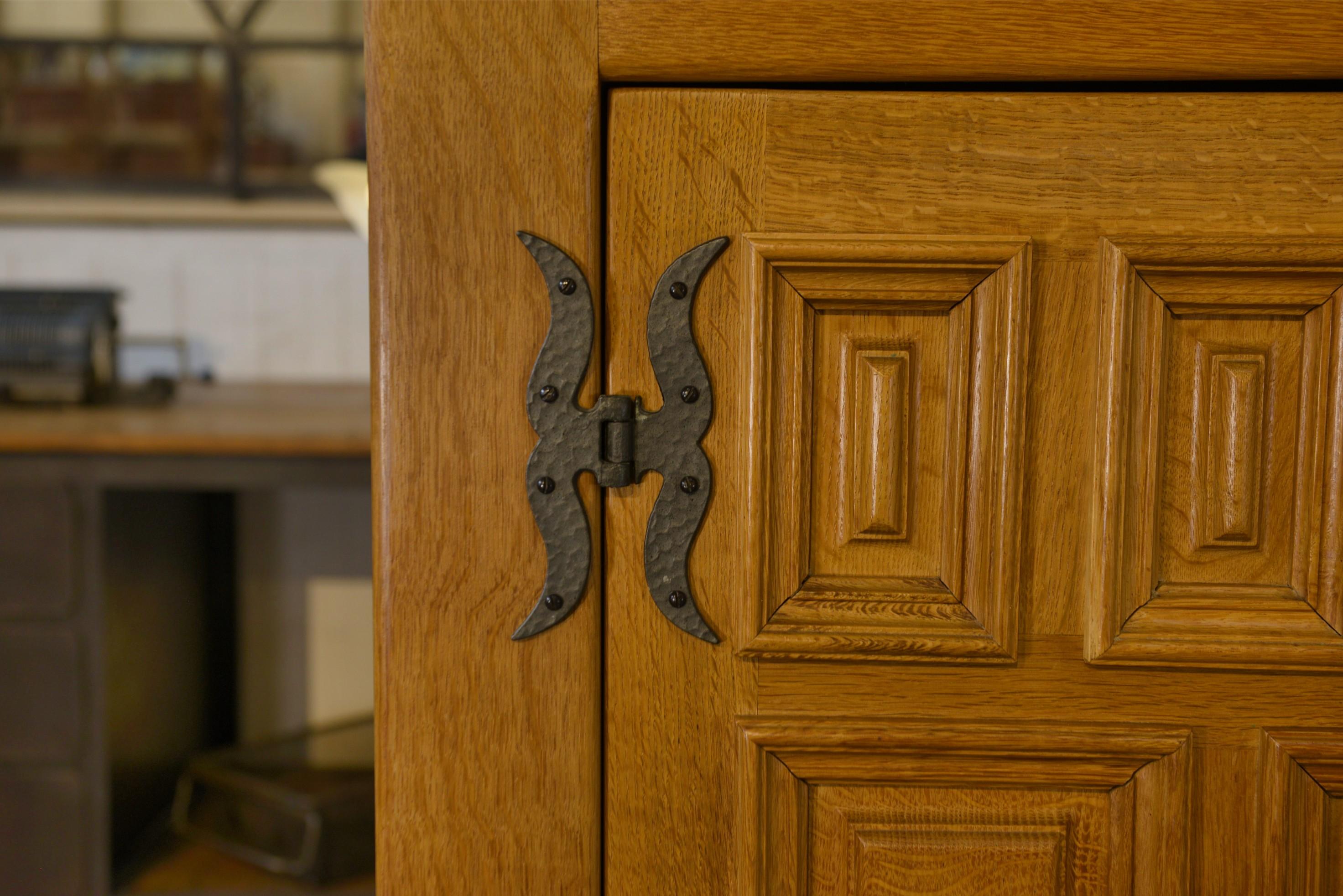 Armoire 2 portes 2 tiroirs en chêne massif et fer forgé style rustique 1960's Francés en venta