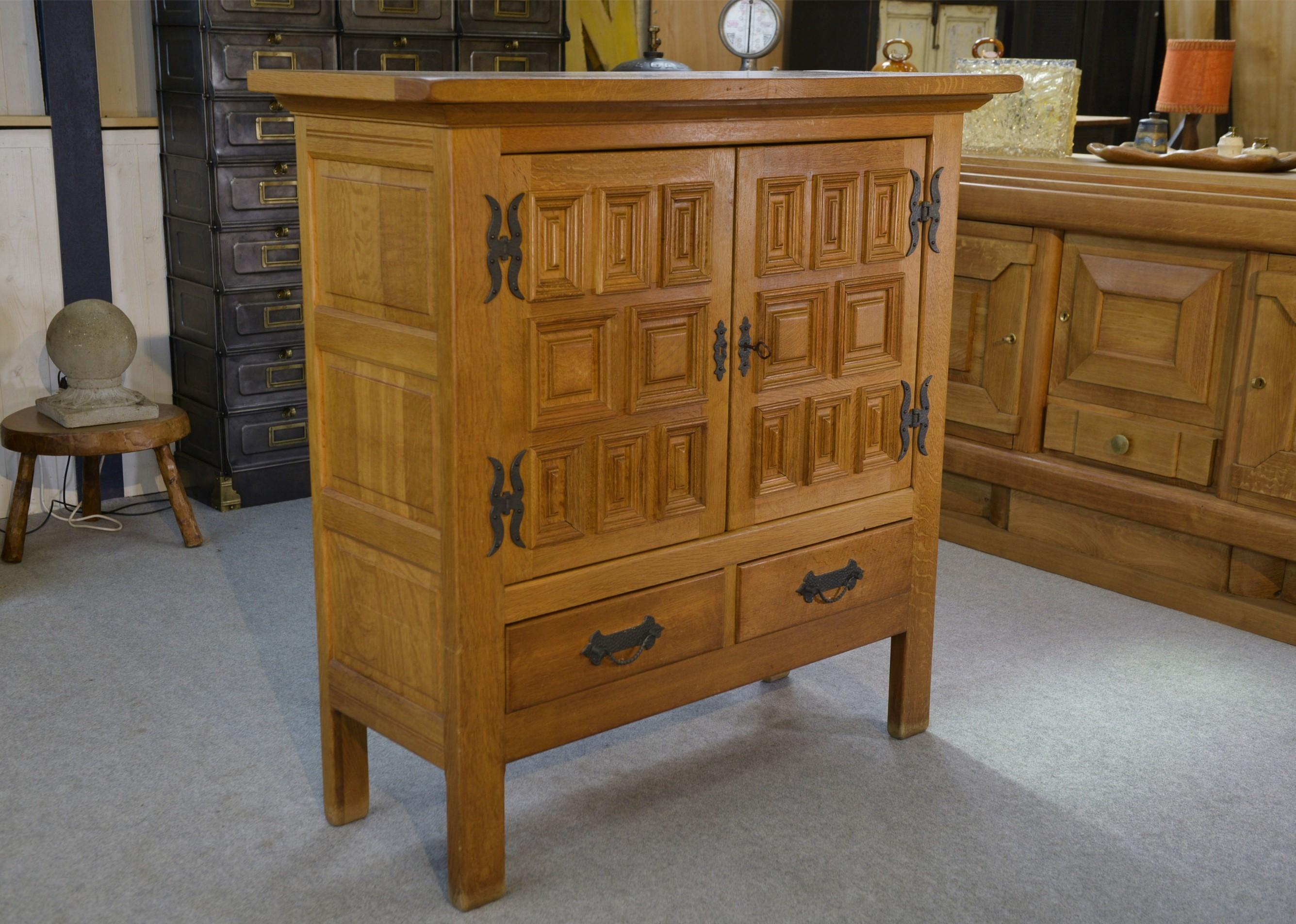 Armoire 2 portes 2 tiroirs en chêne massif et fer forgé style rustique 1960's en Bueno estado para la venta en TOURCOING, FR