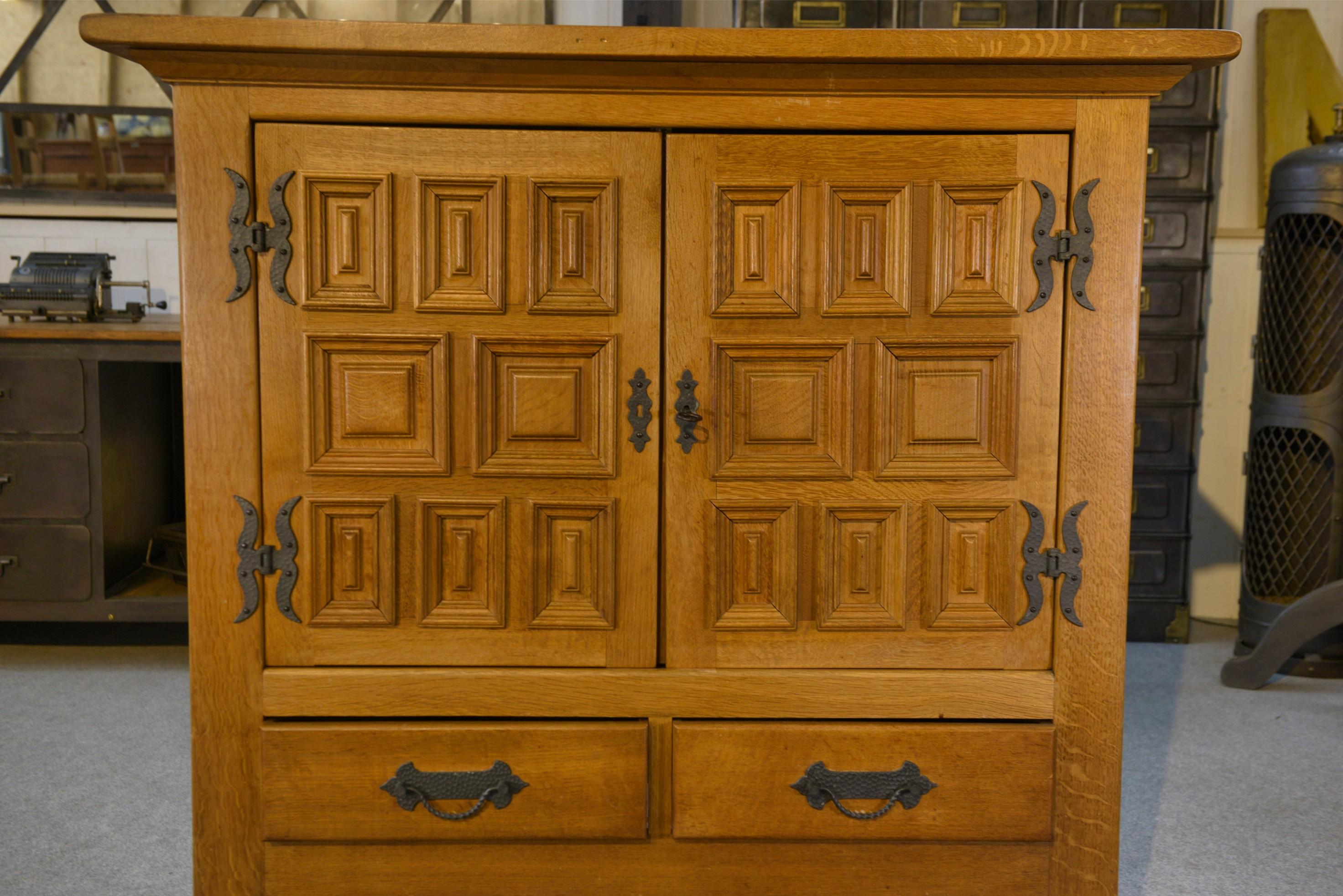 Armoire 2 portes 2 tiroirs en chêne massif et fer forgé style rustique 1960's mediados del siglo XX en venta