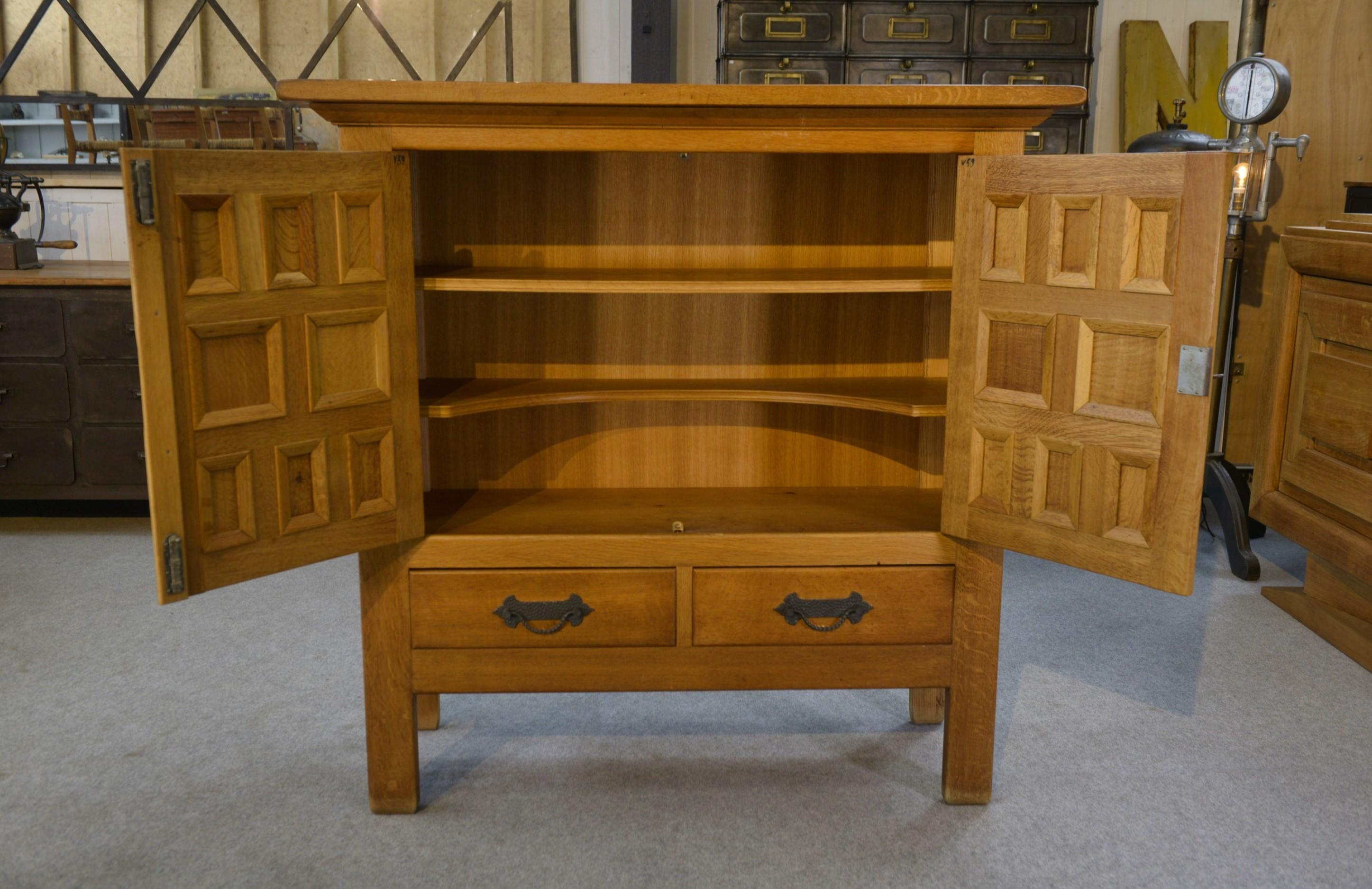 Armoire 2 portes 2 tiroirs en chêne massif et fer forgé style rustique 1960's Roble en venta
