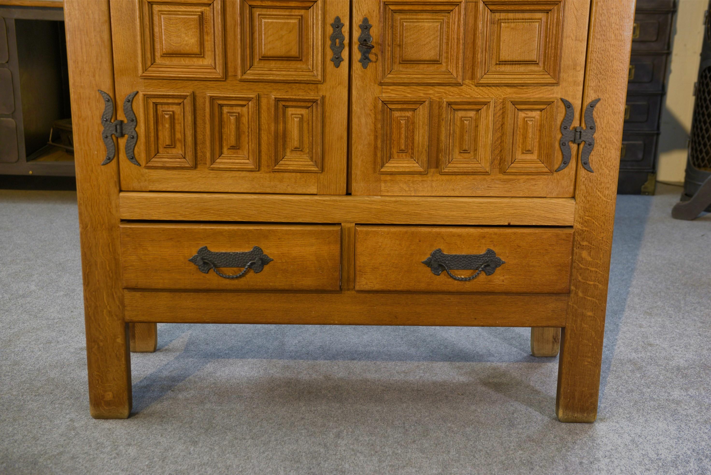 Armoire 2 portes 2 tiroirs en chêne massif et fer forgé style rustique 1960's en venta 1