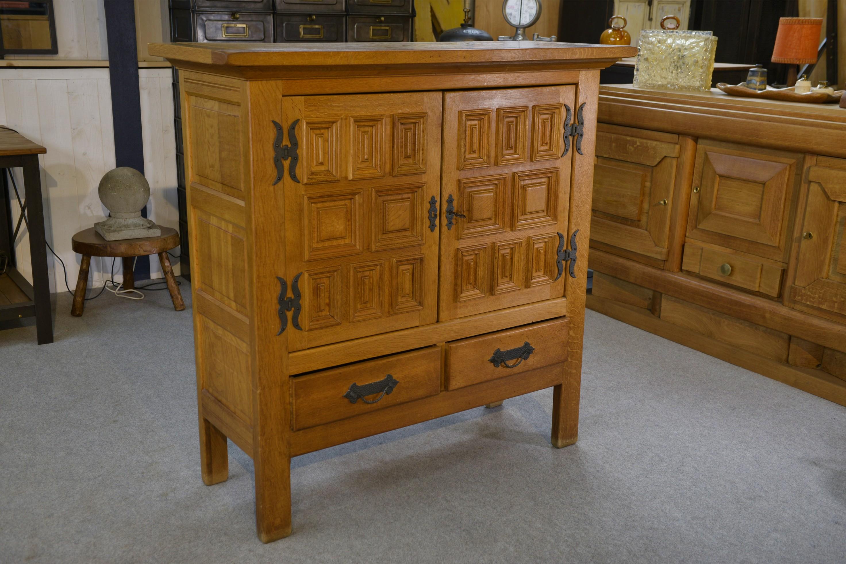 Armoire 2 portes 2 tiroirs en chêne massif et fer forgé style rustique 1960's en venta 2