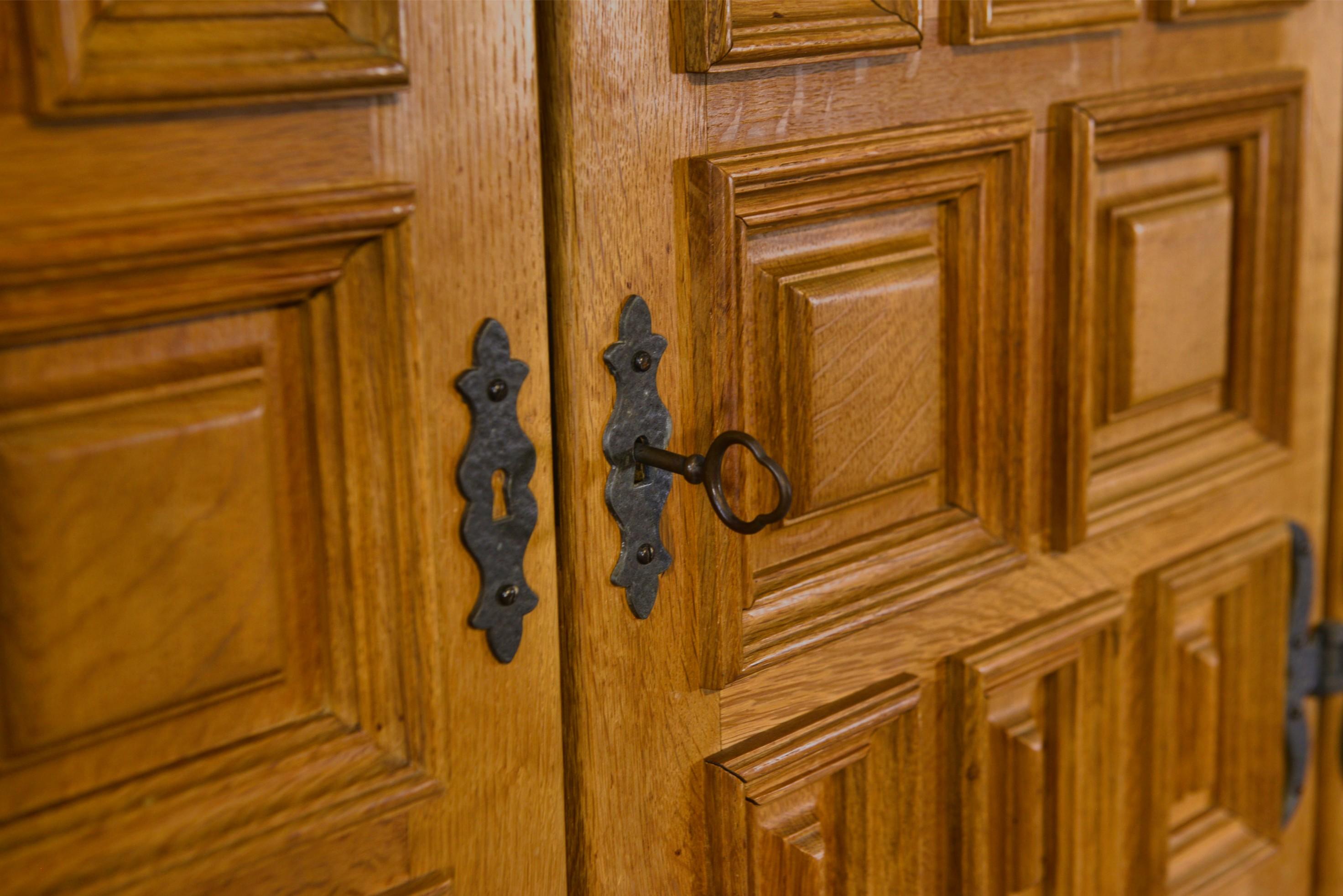 Armoire 2 portes 2 tiroirs en chêne massif et fer forgé style rustique 1960's en venta 3