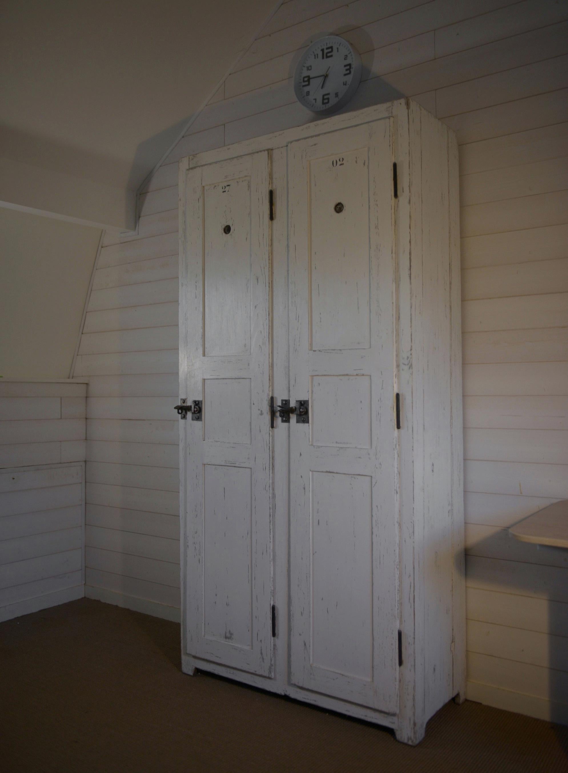 Armoire 2 portes ancien vestiaire en bois patine blanche 1950's For Sale 4