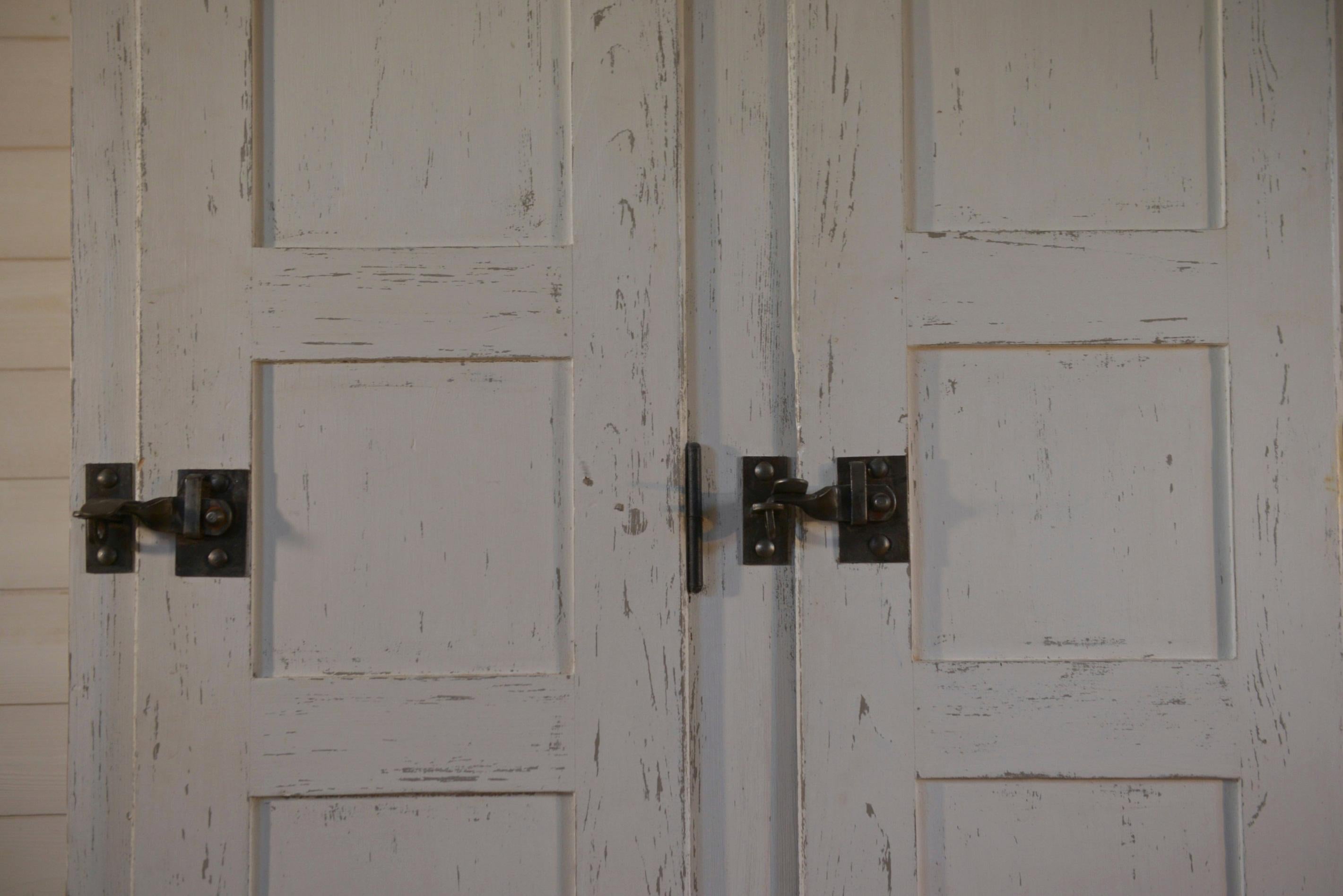 Armoire 2 portes ancien vestiaire en bois patine blanche 1950's For Sale 5