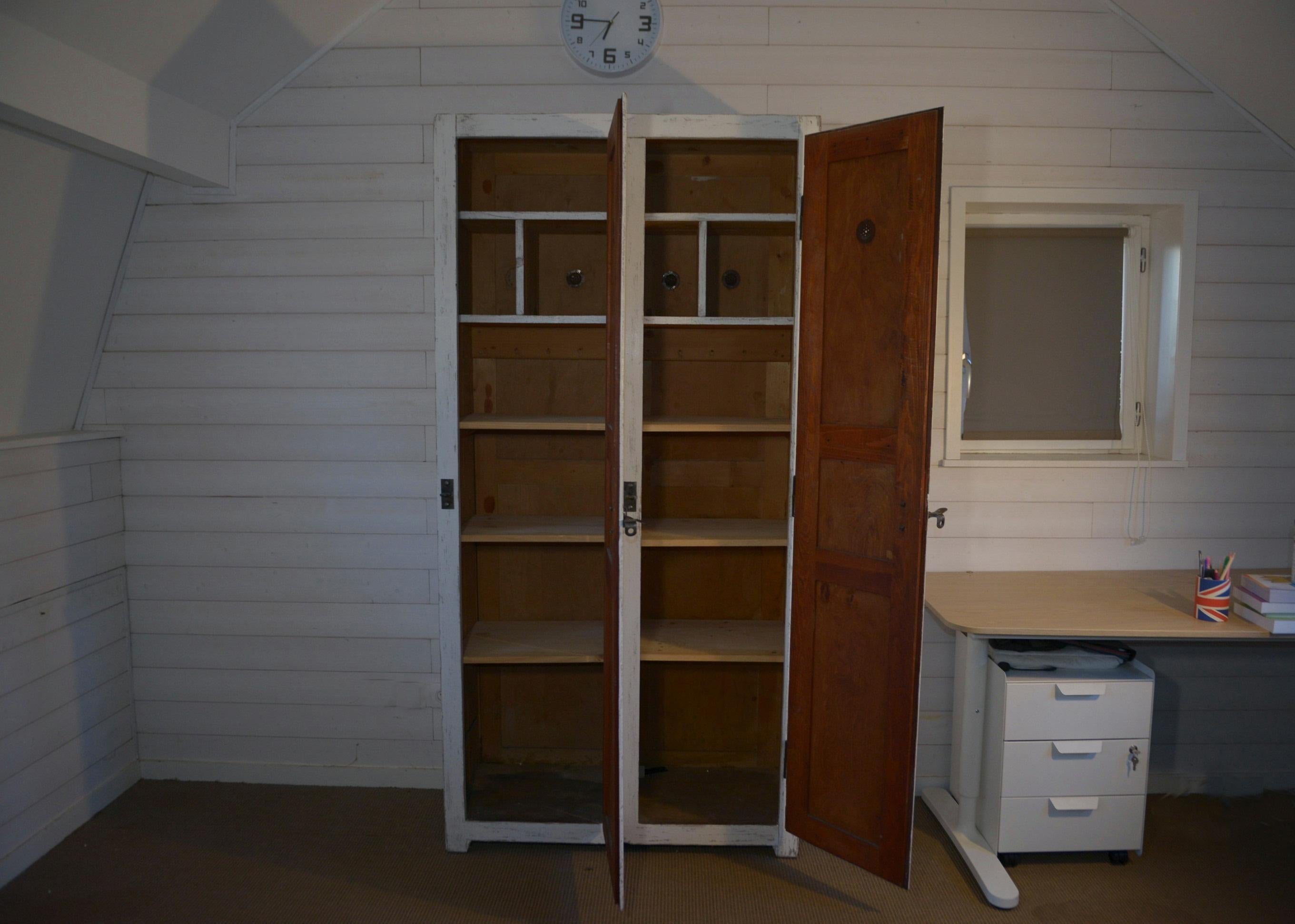 Armoire 2 portes ancien vestiaire en bois patine blanche 1950's For Sale 6